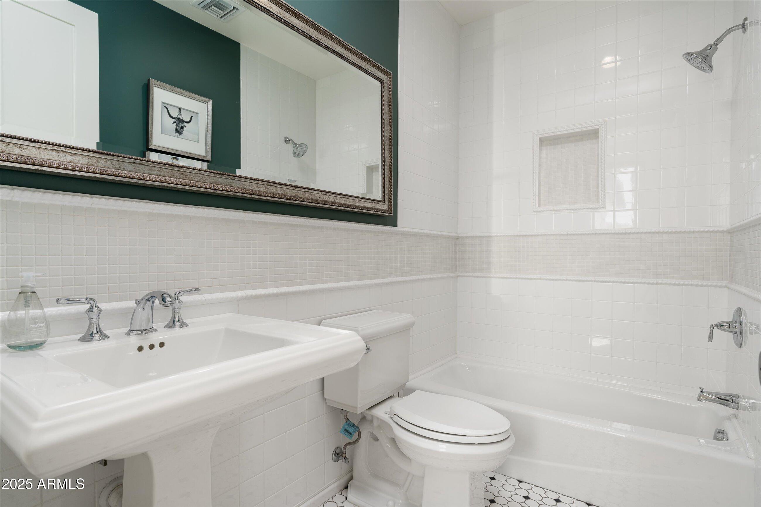 4901 E AMELIA Avenue