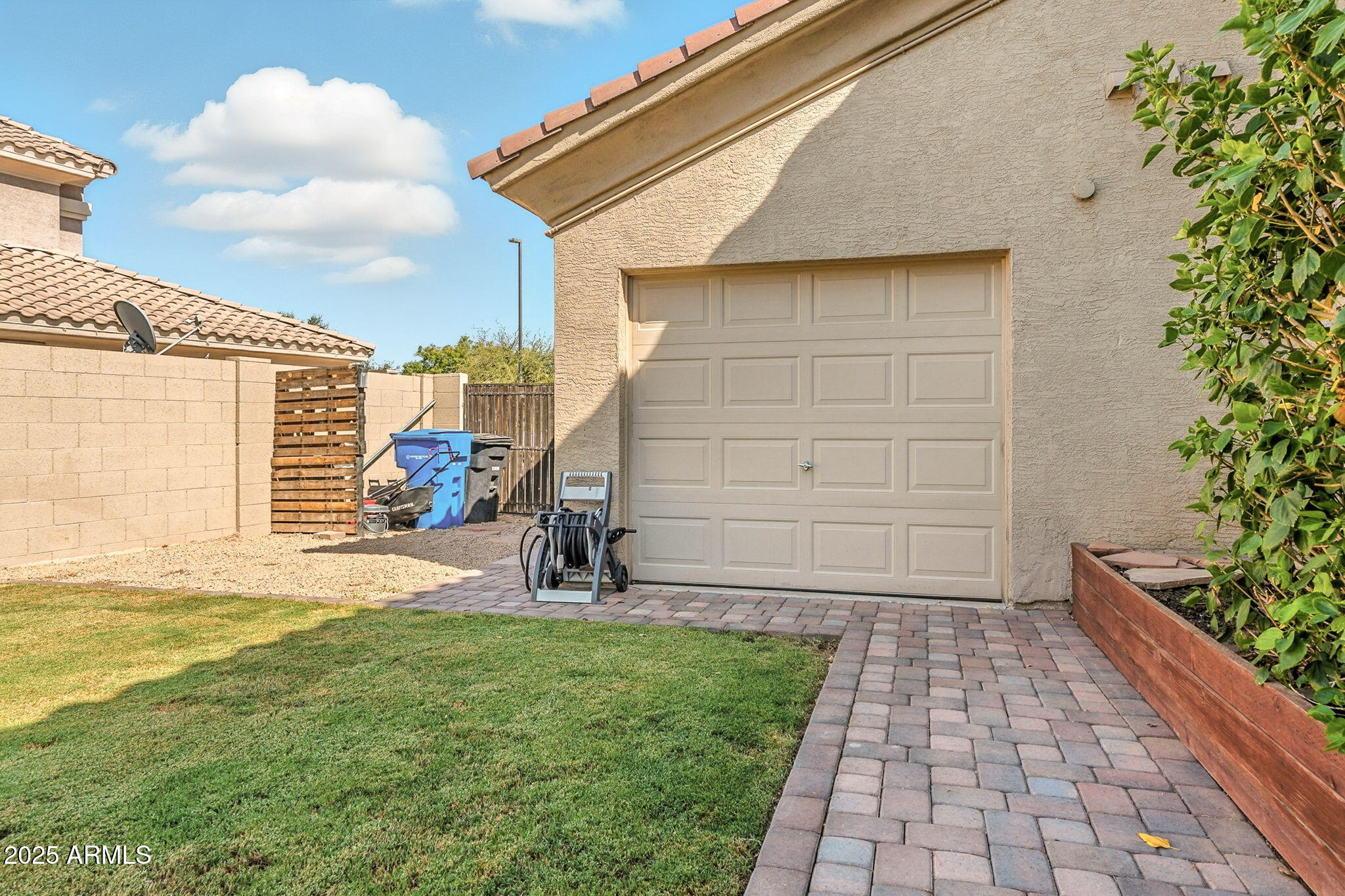 150 W SHEFFIELD Avenue