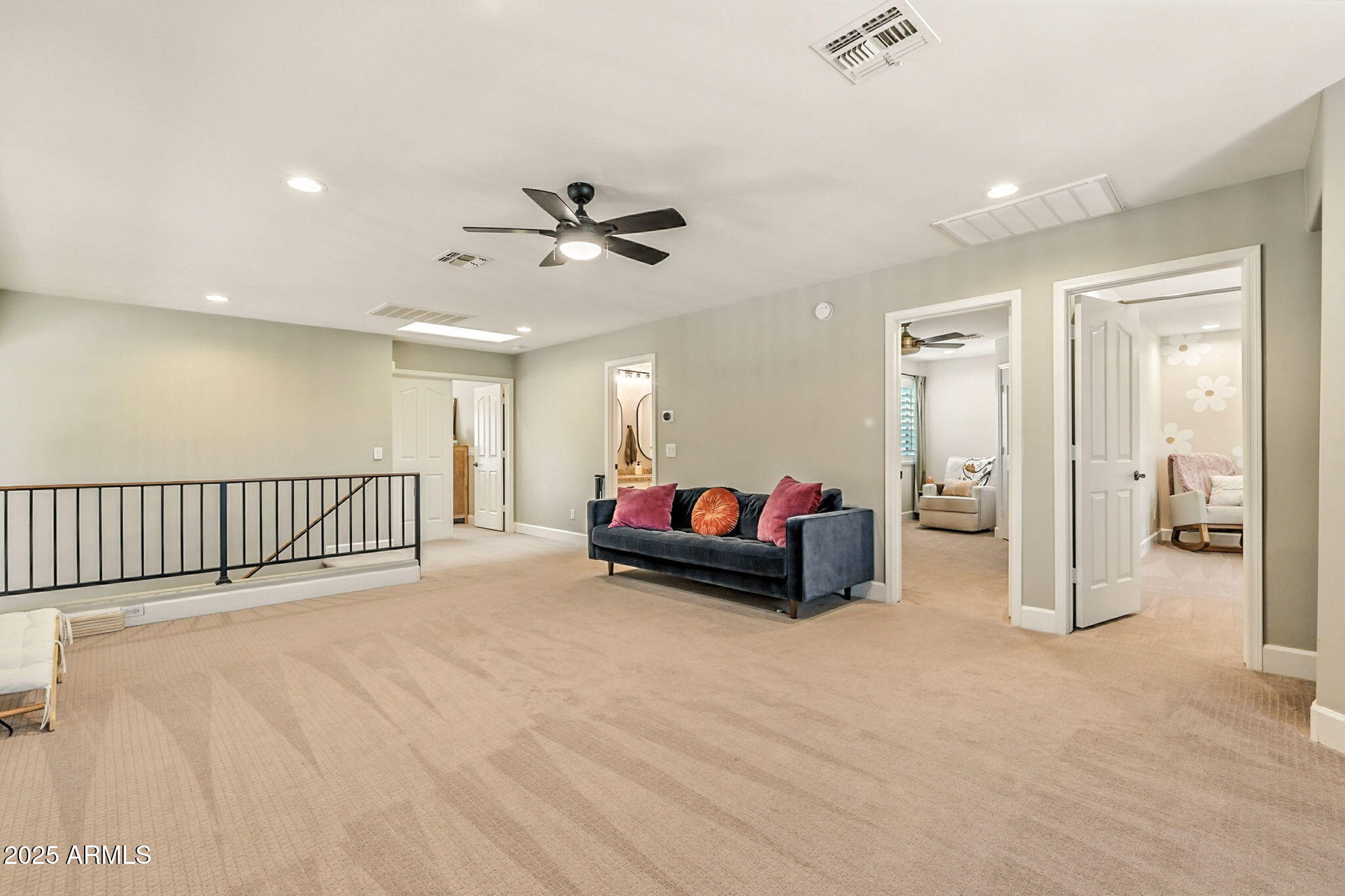 150 W SHEFFIELD Avenue