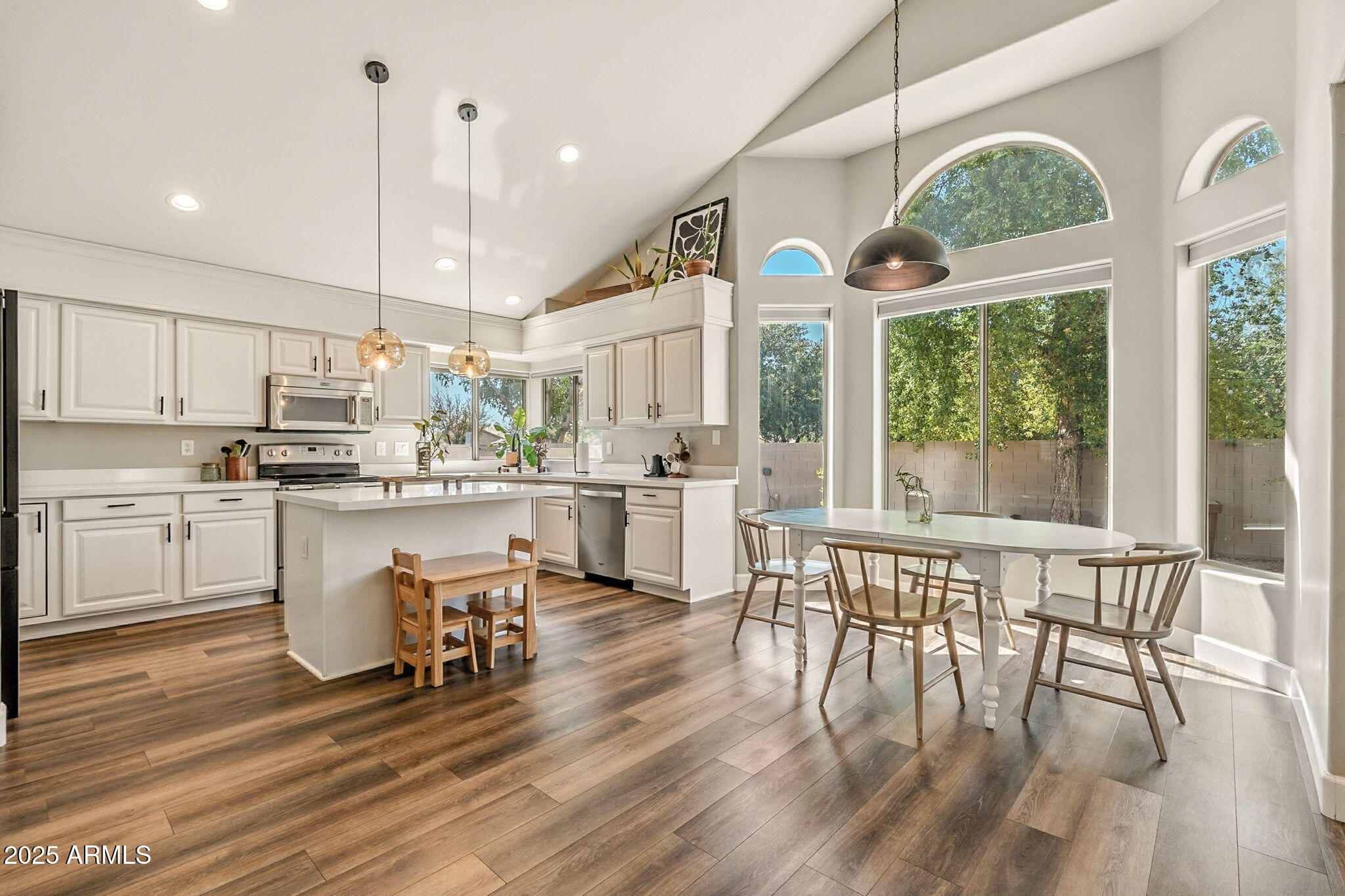 150 W SHEFFIELD Avenue