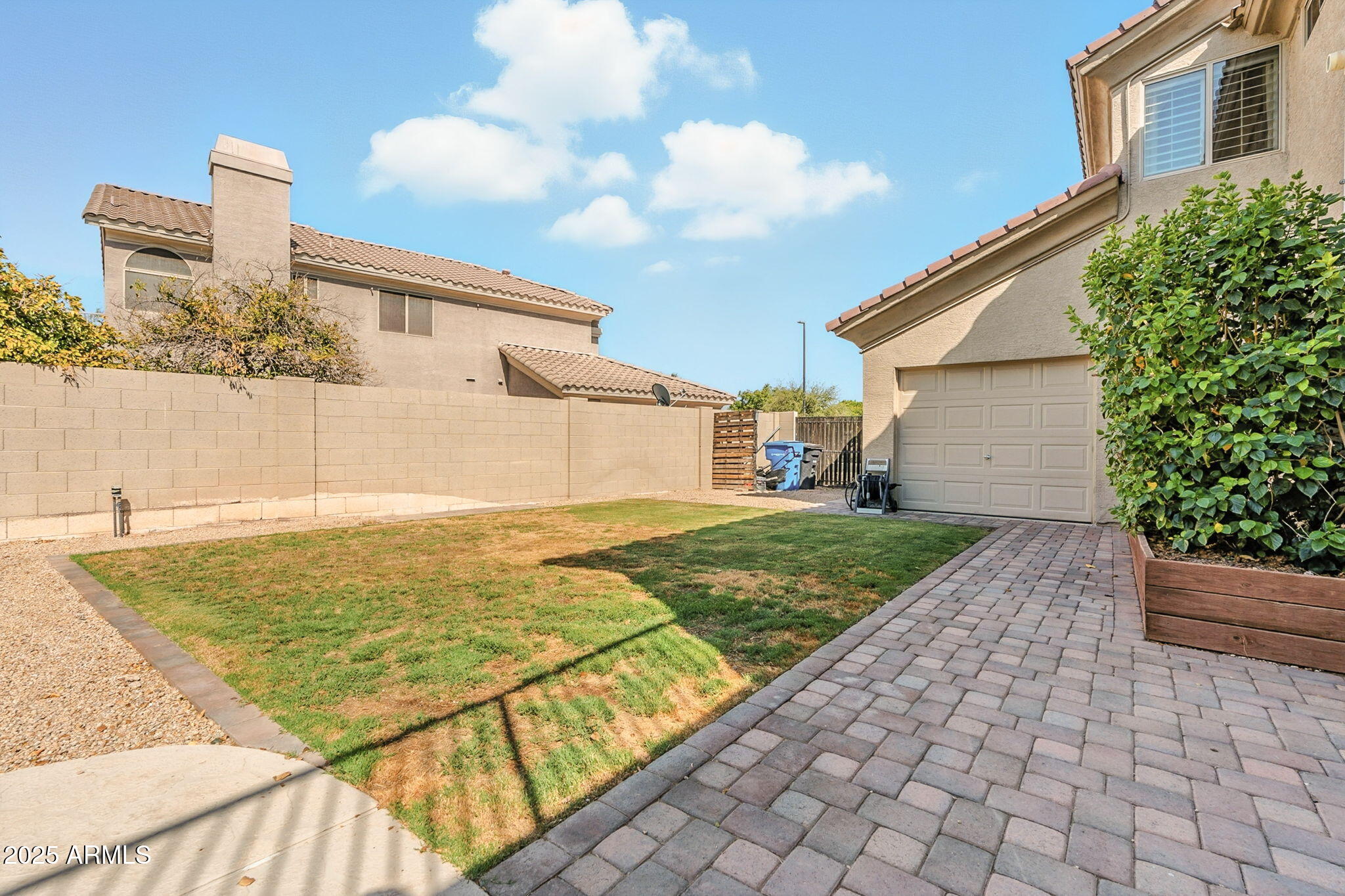 150 W SHEFFIELD Avenue