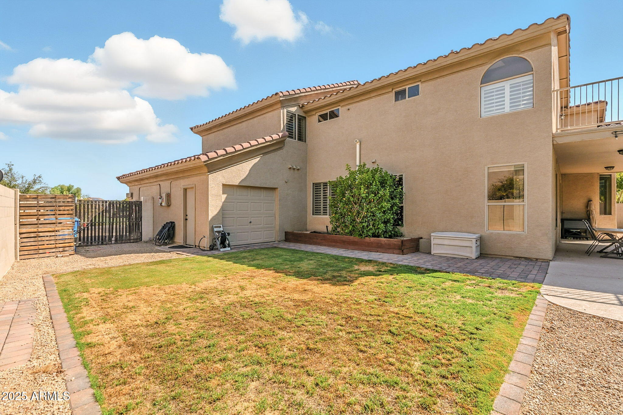 150 W SHEFFIELD Avenue