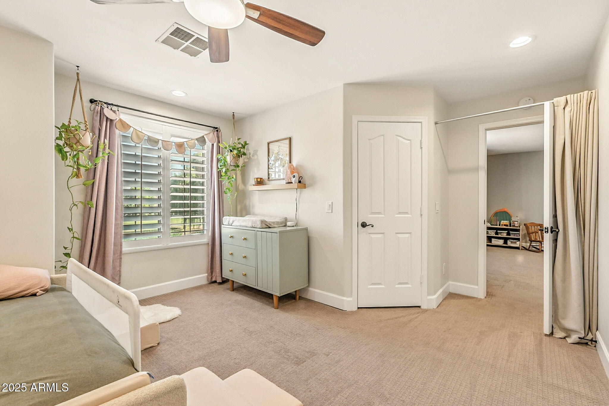 150 W SHEFFIELD Avenue