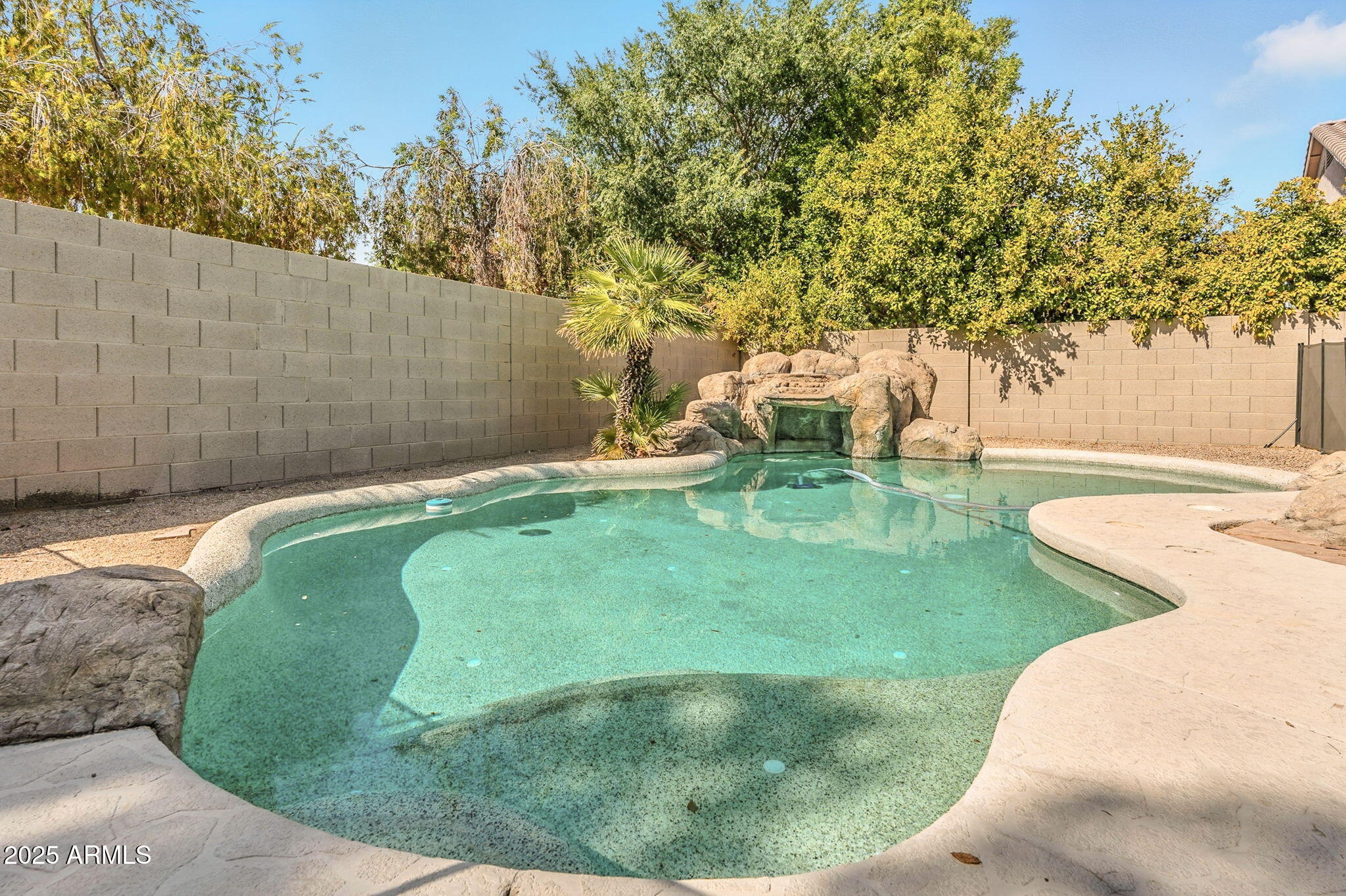 150 W SHEFFIELD Avenue