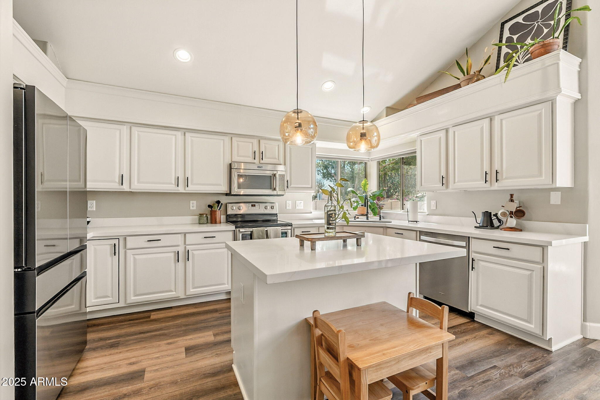 150 W SHEFFIELD Avenue