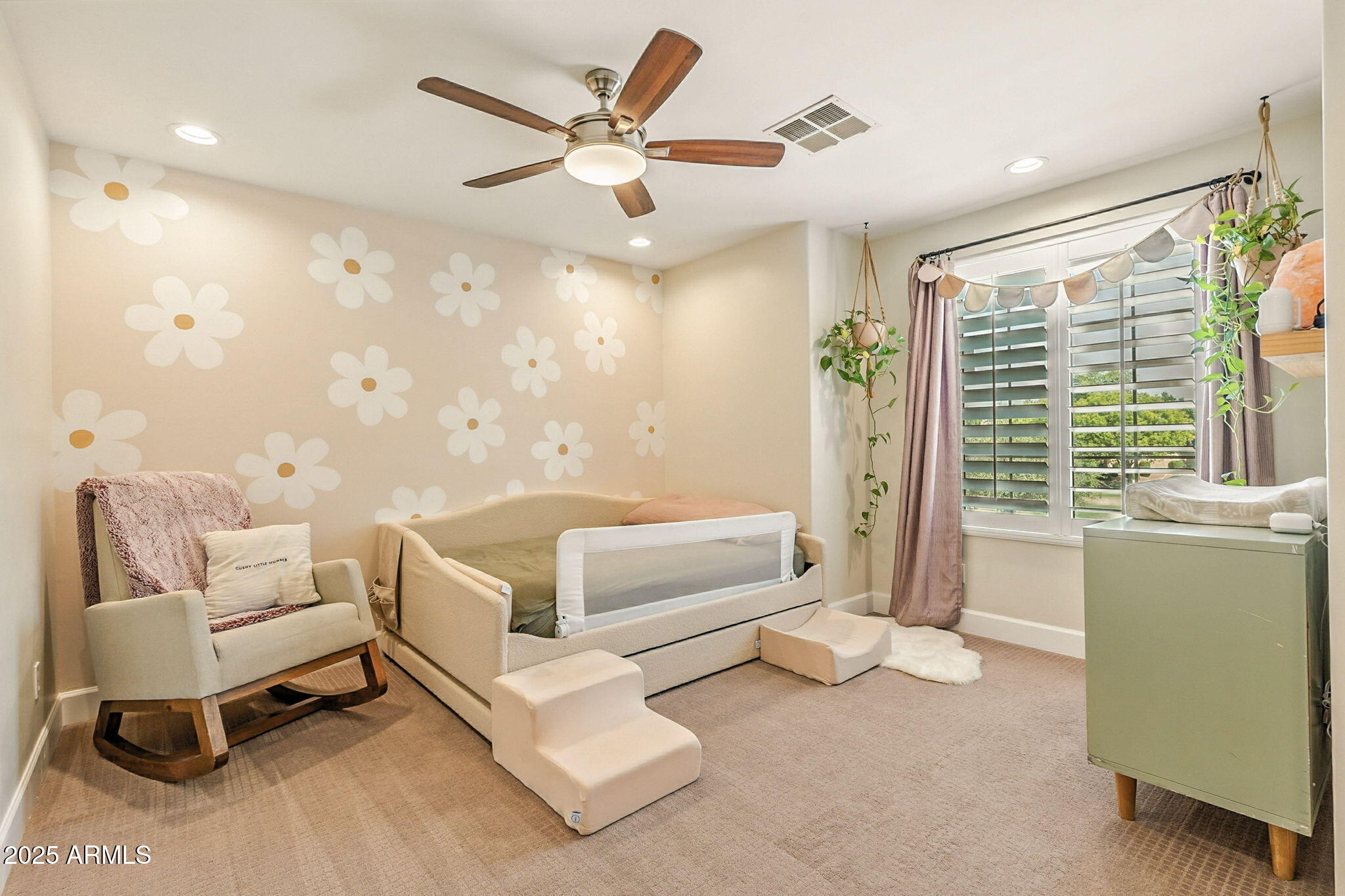 150 W SHEFFIELD Avenue