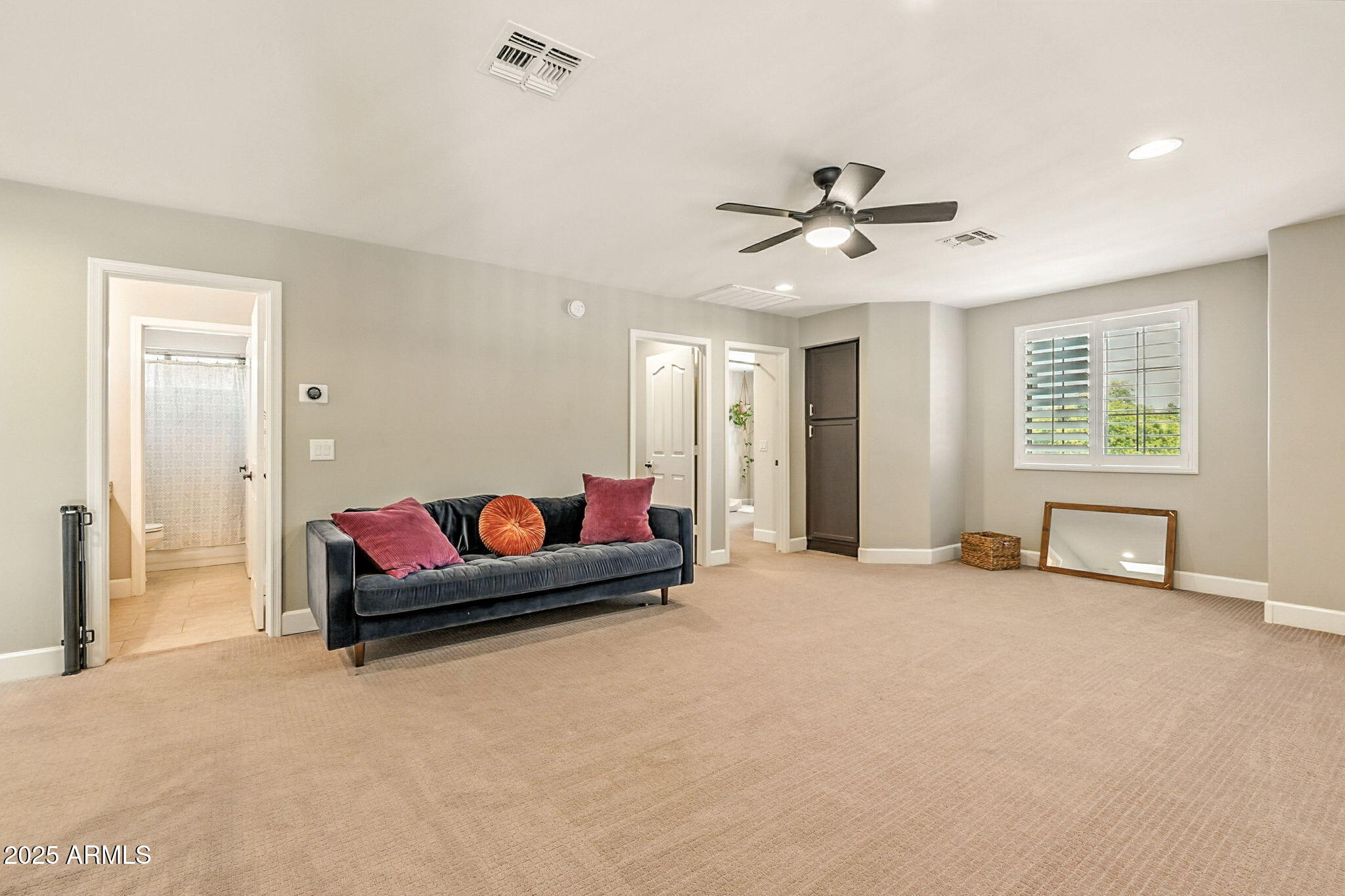 150 W SHEFFIELD Avenue