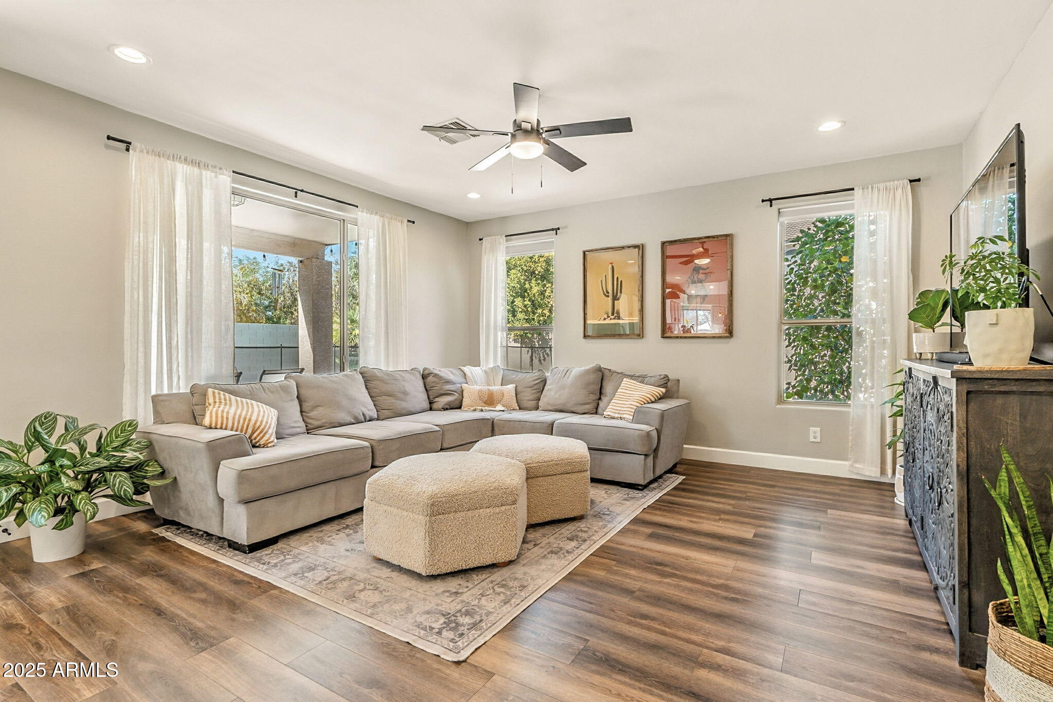 150 W SHEFFIELD Avenue