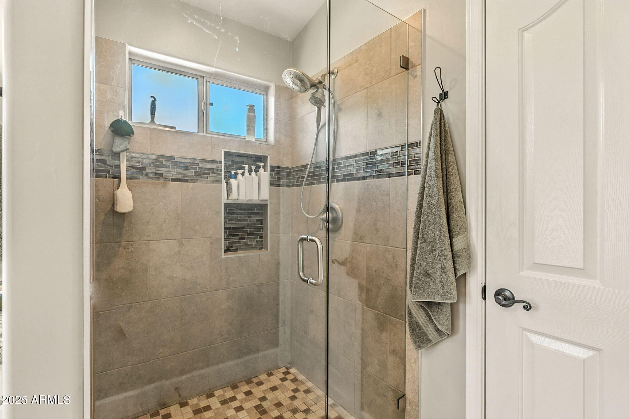 150 W SHEFFIELD Avenue