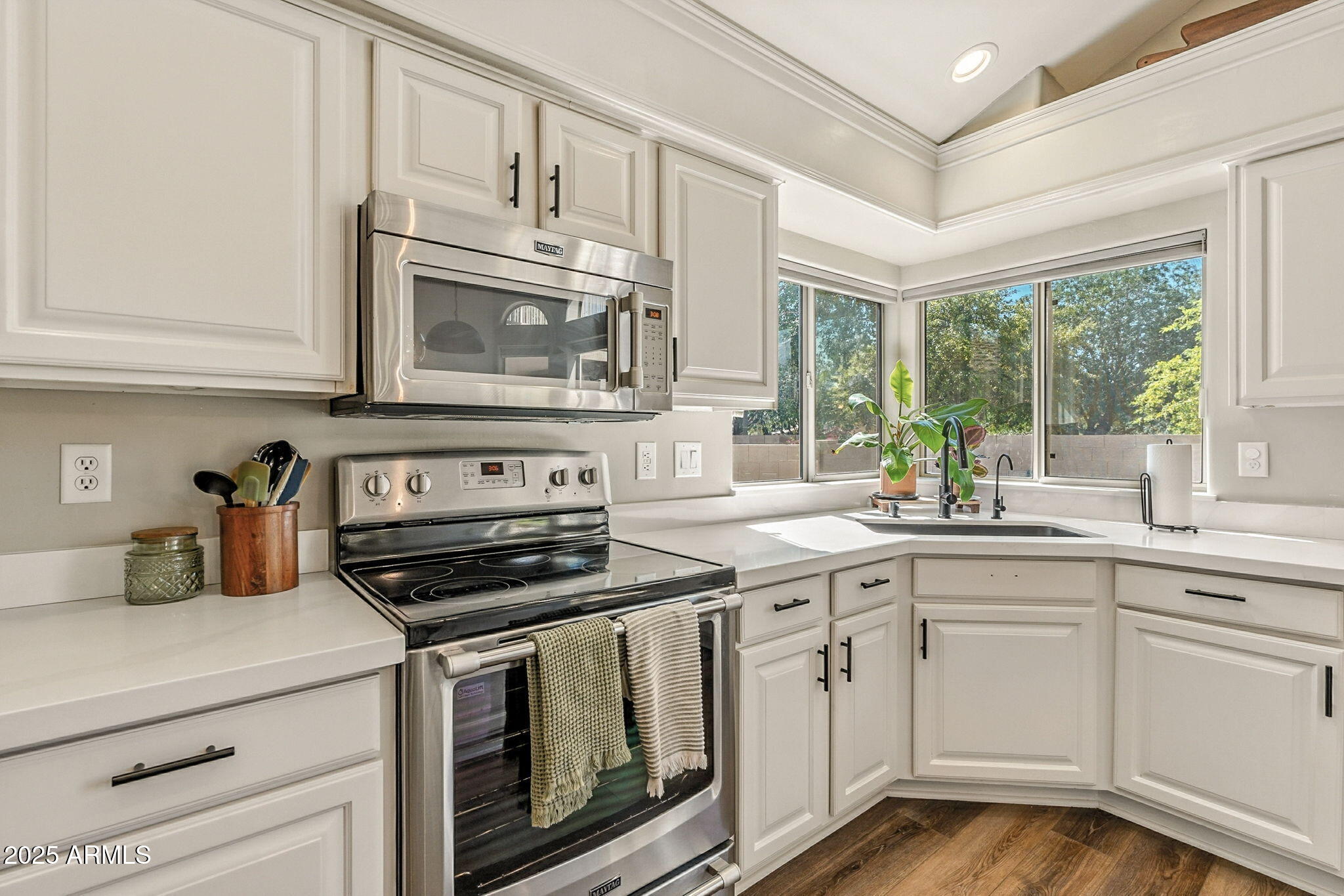 150 W SHEFFIELD Avenue