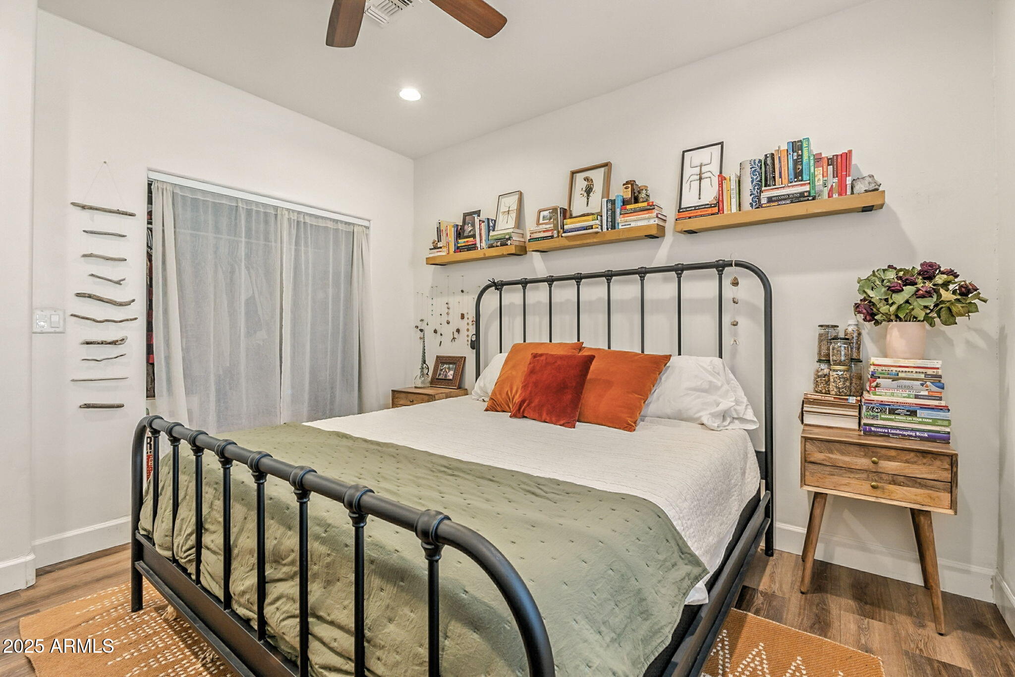 150 W SHEFFIELD Avenue