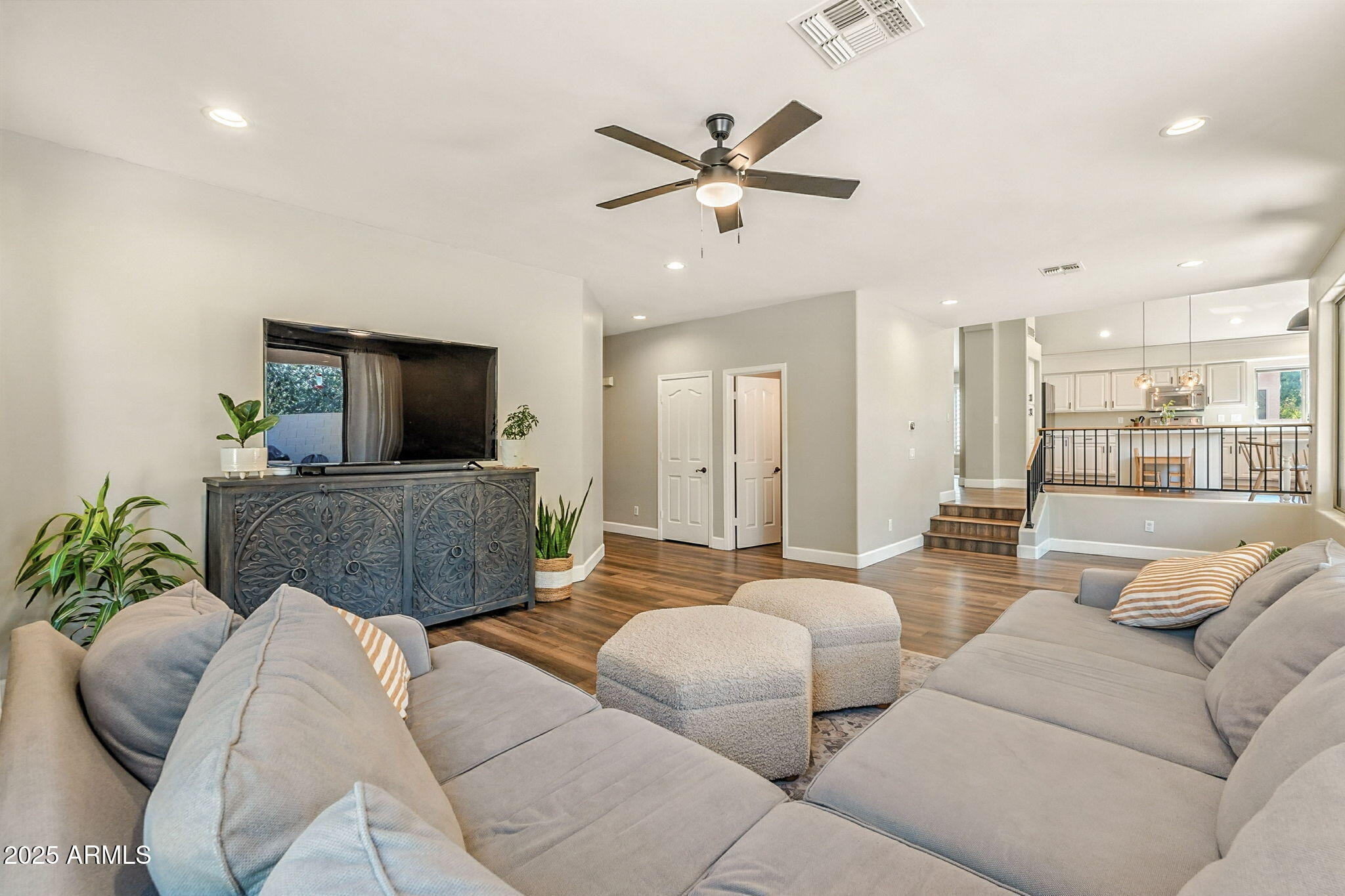 150 W SHEFFIELD Avenue