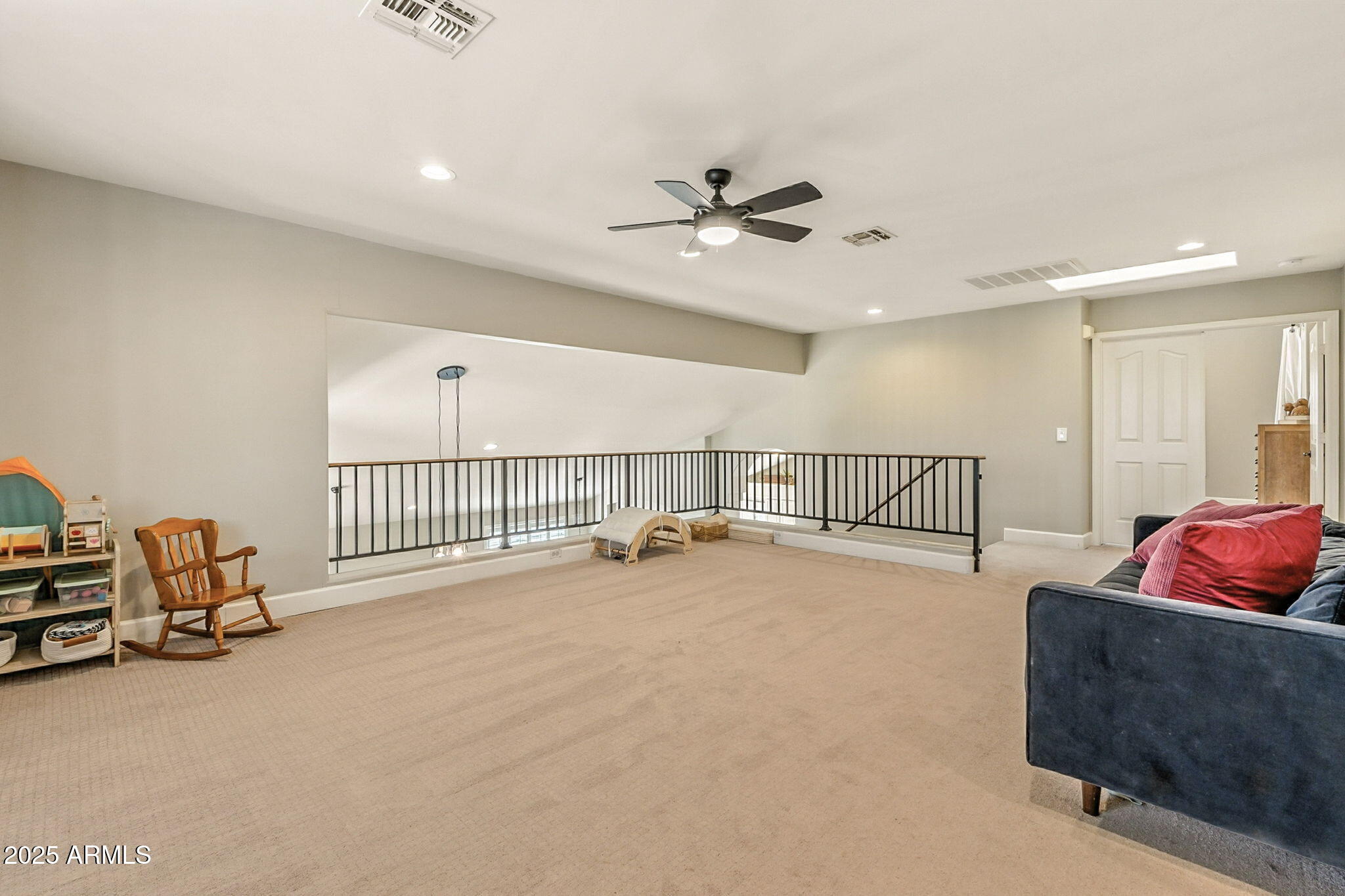 150 W SHEFFIELD Avenue