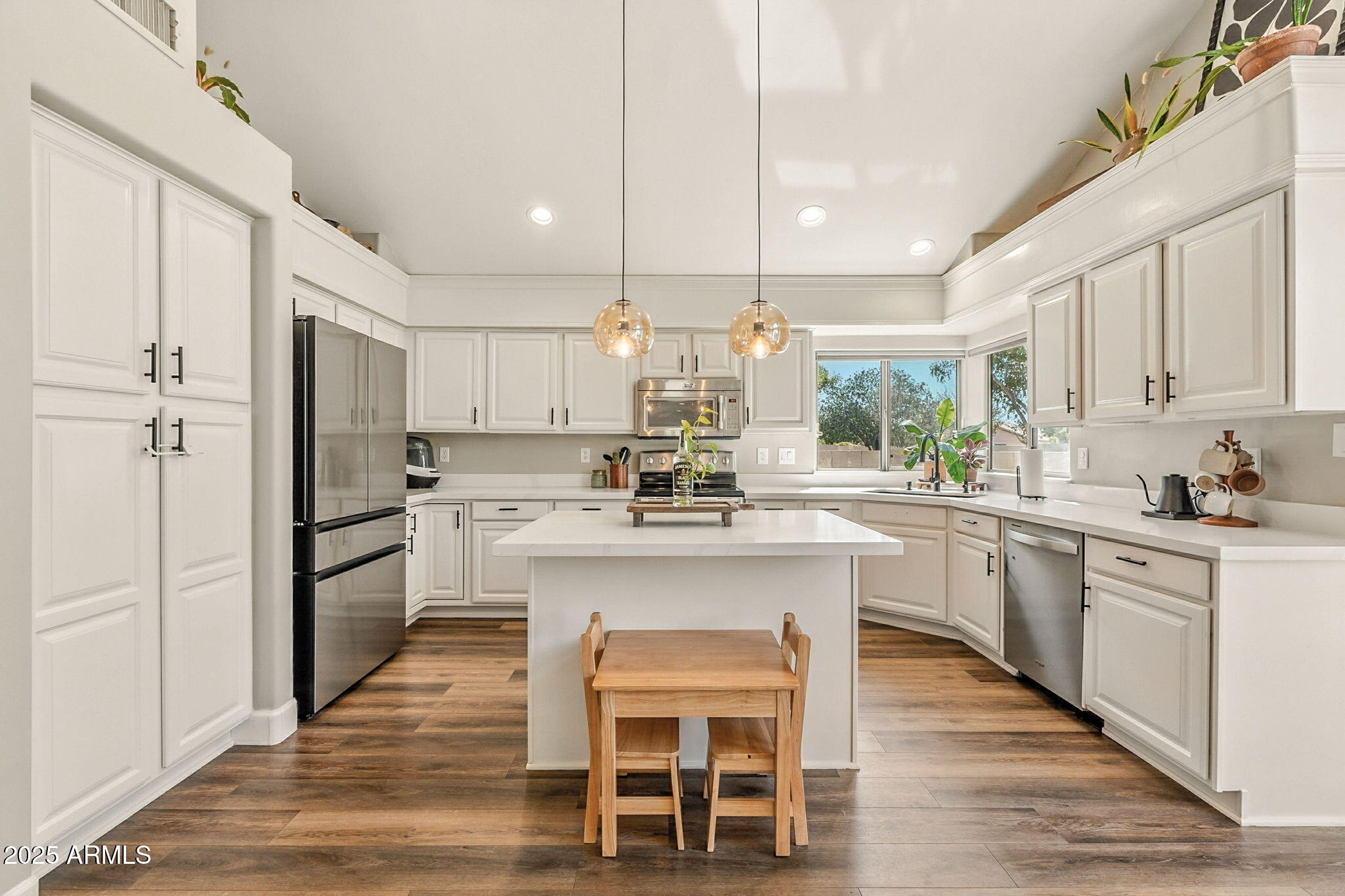 150 W SHEFFIELD Avenue