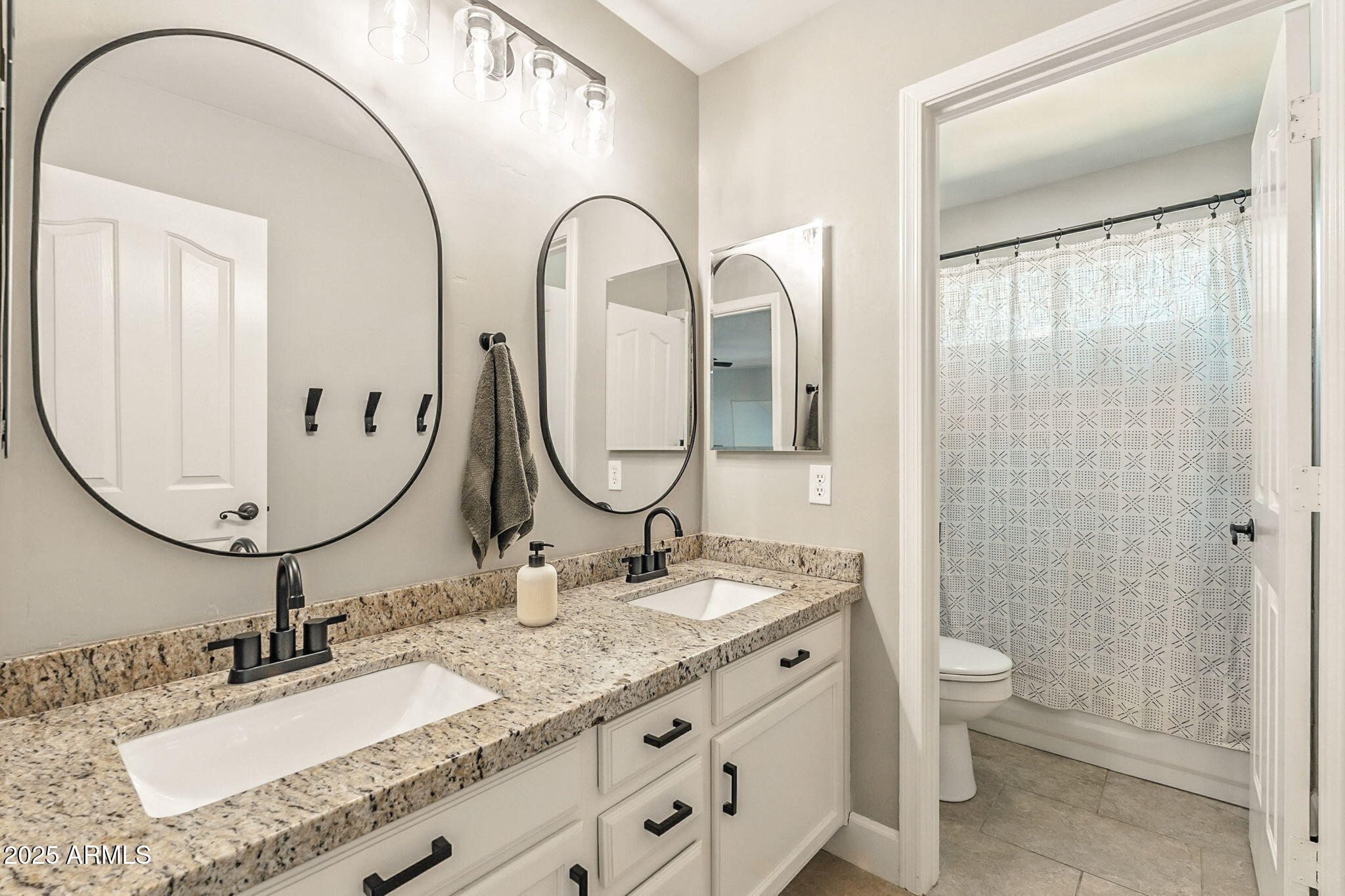 150 W SHEFFIELD Avenue