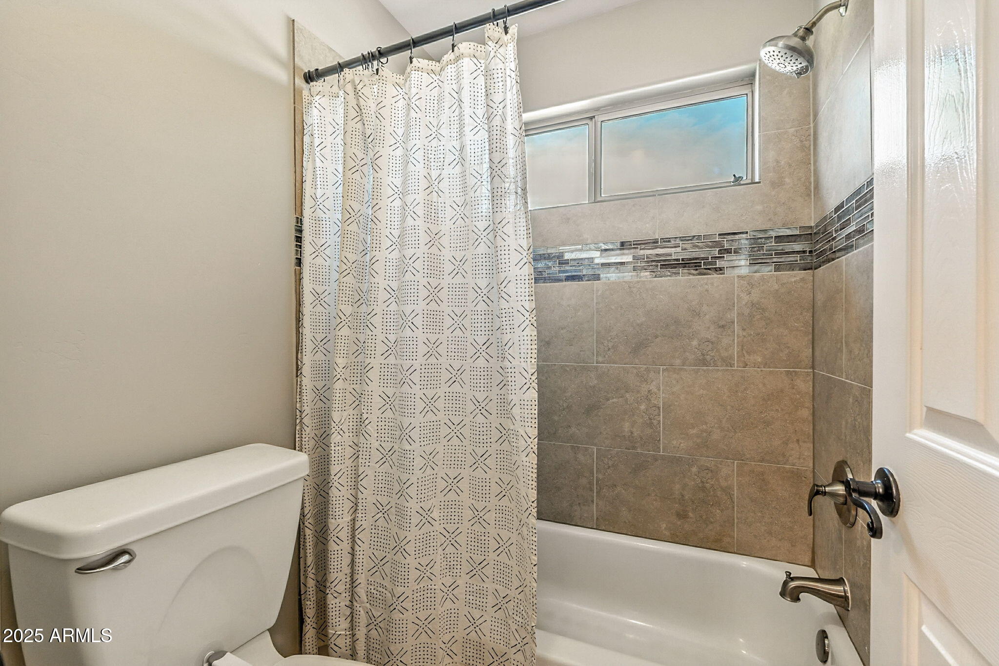 150 W SHEFFIELD Avenue