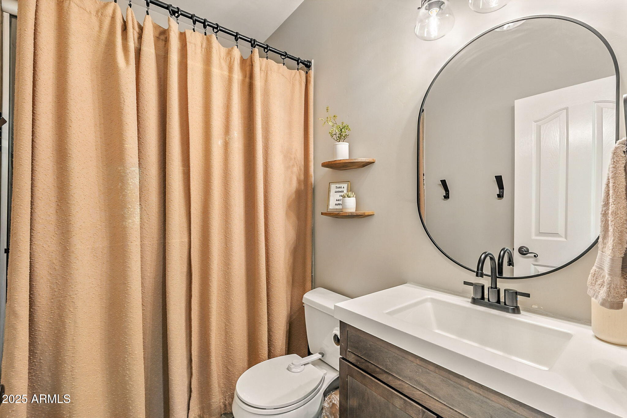 150 W SHEFFIELD Avenue