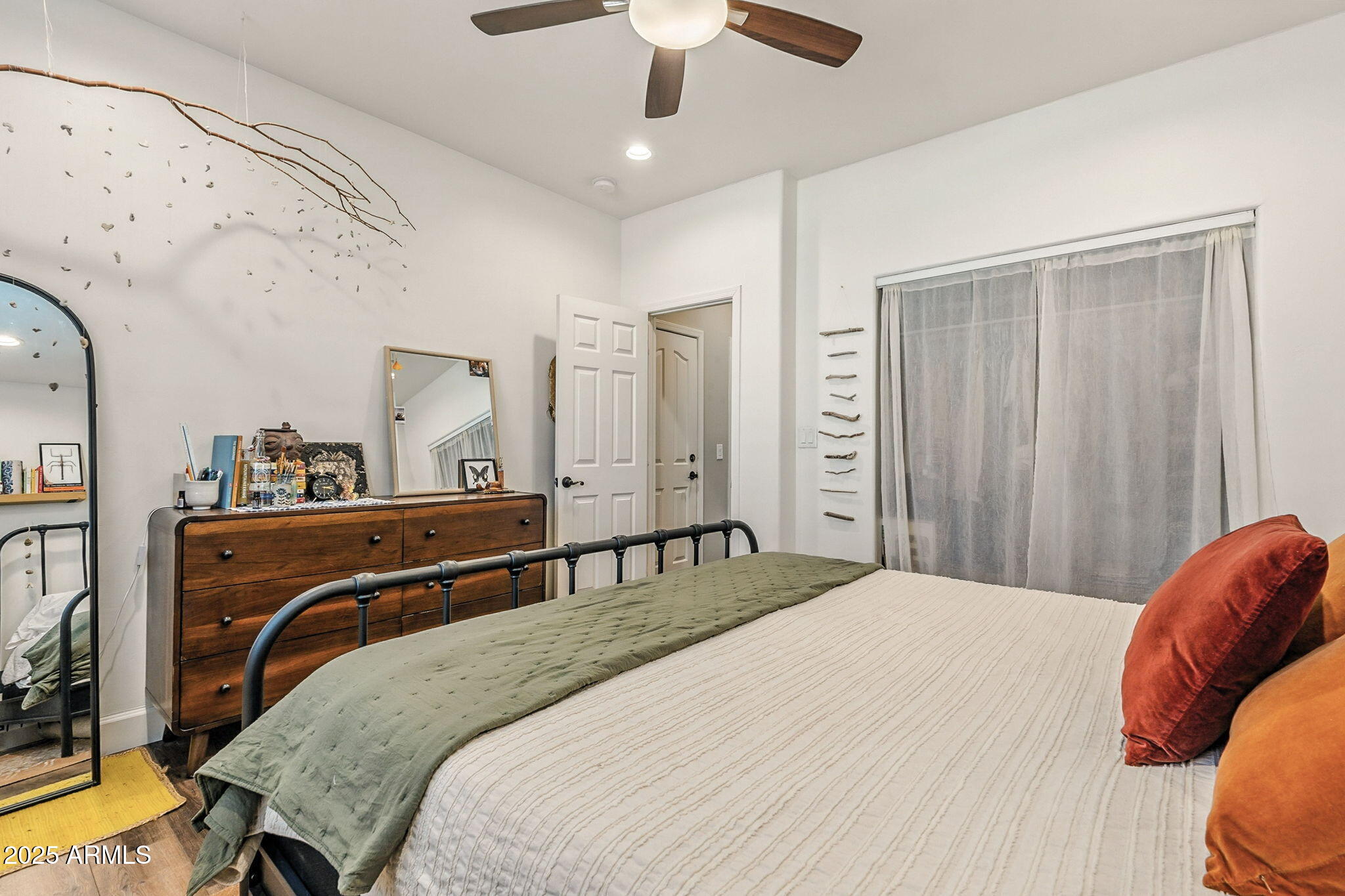 150 W SHEFFIELD Avenue