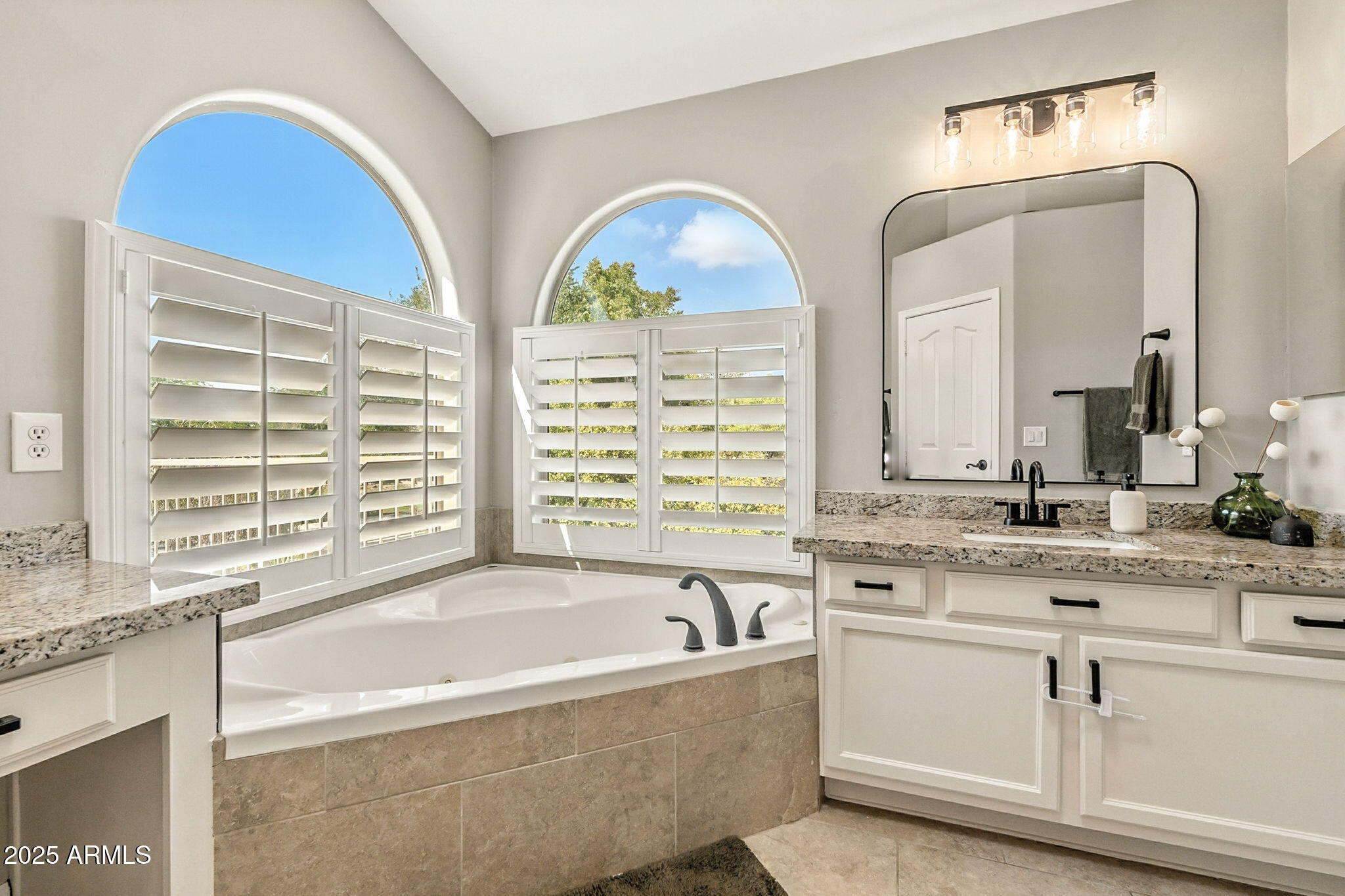 150 W SHEFFIELD Avenue