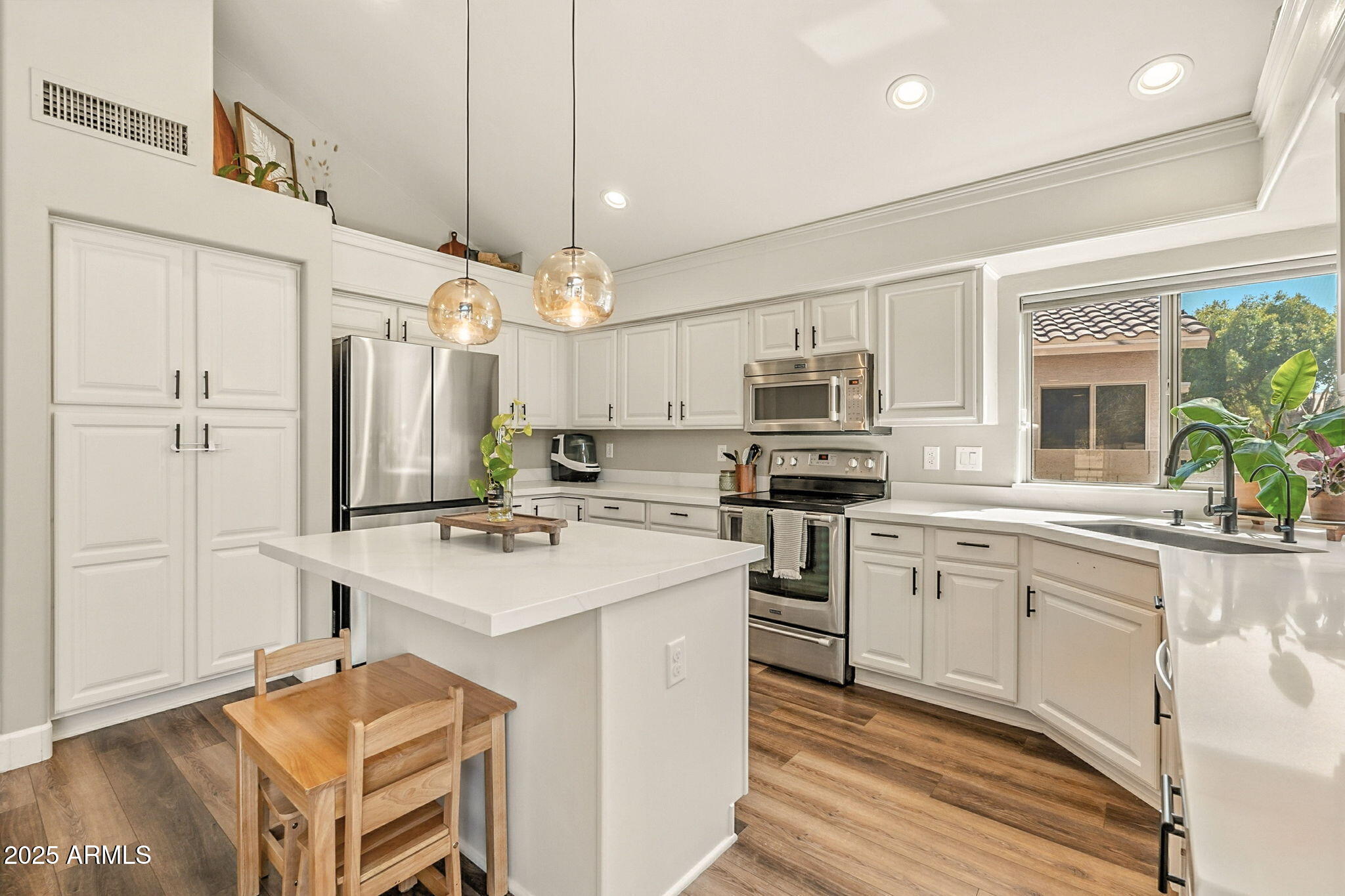 150 W SHEFFIELD Avenue