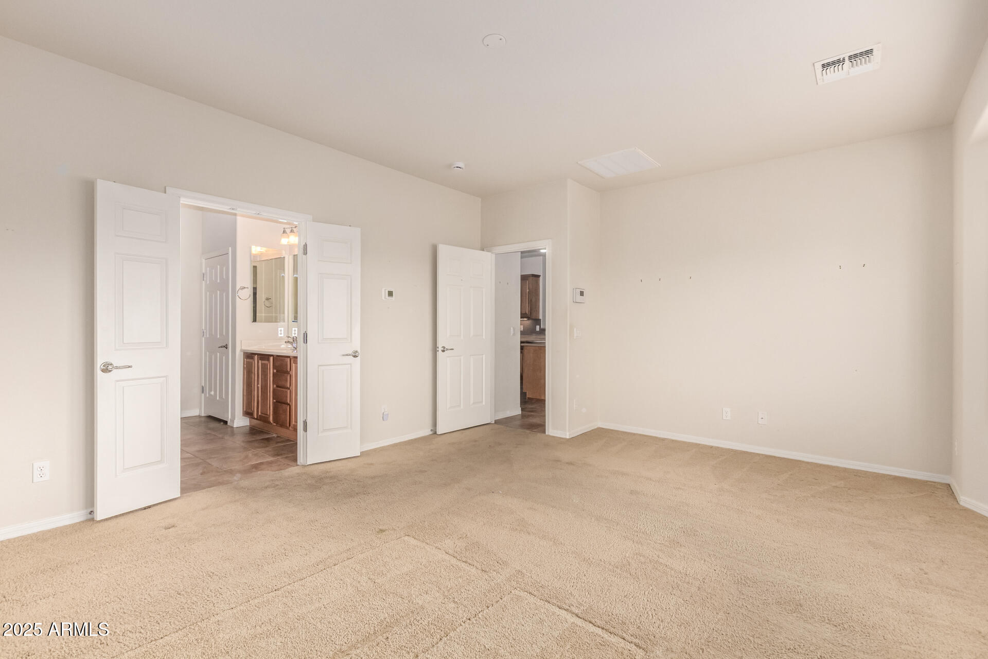 384 W BISMARK Street