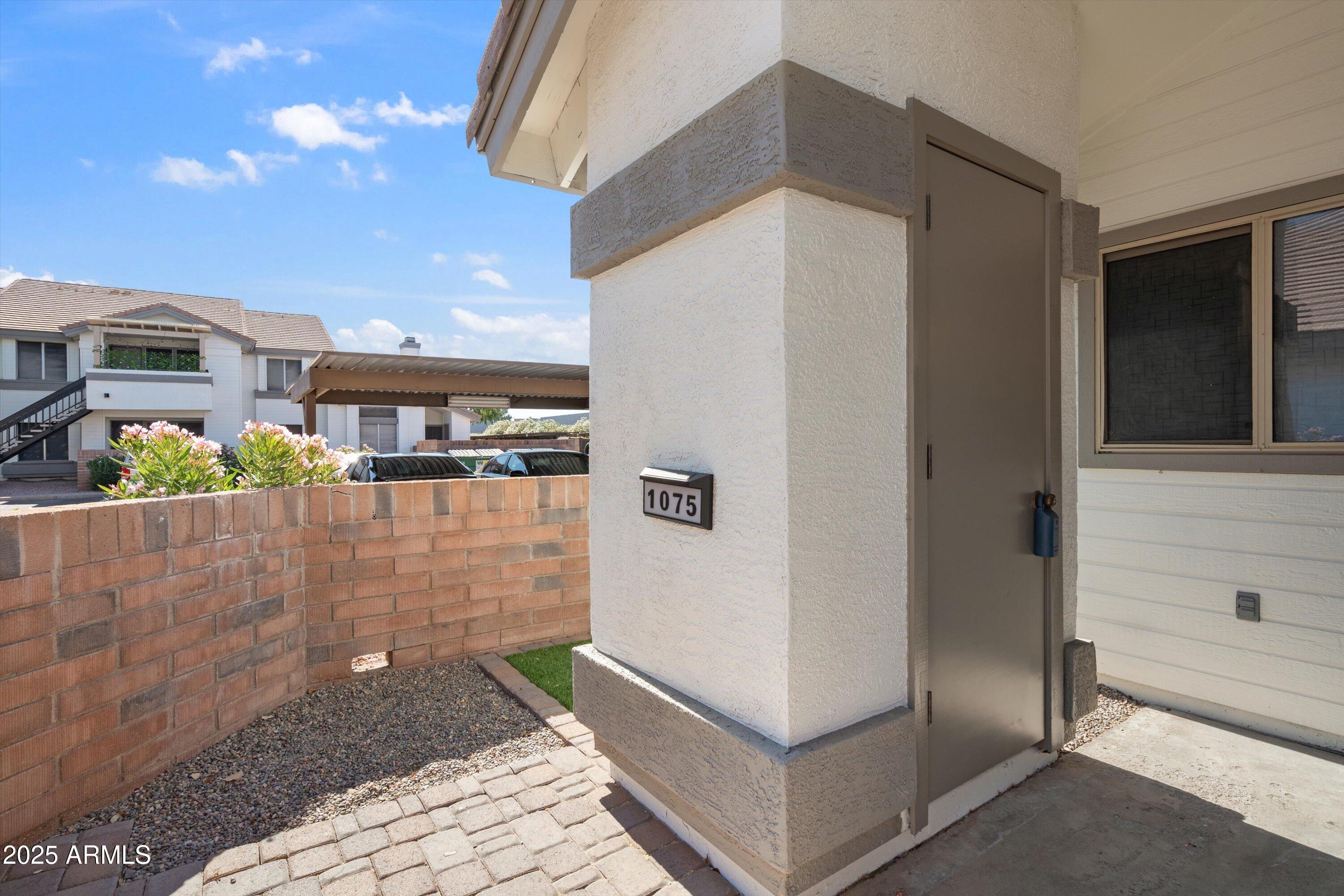 2201 N COMANCHE Drive, 1075
