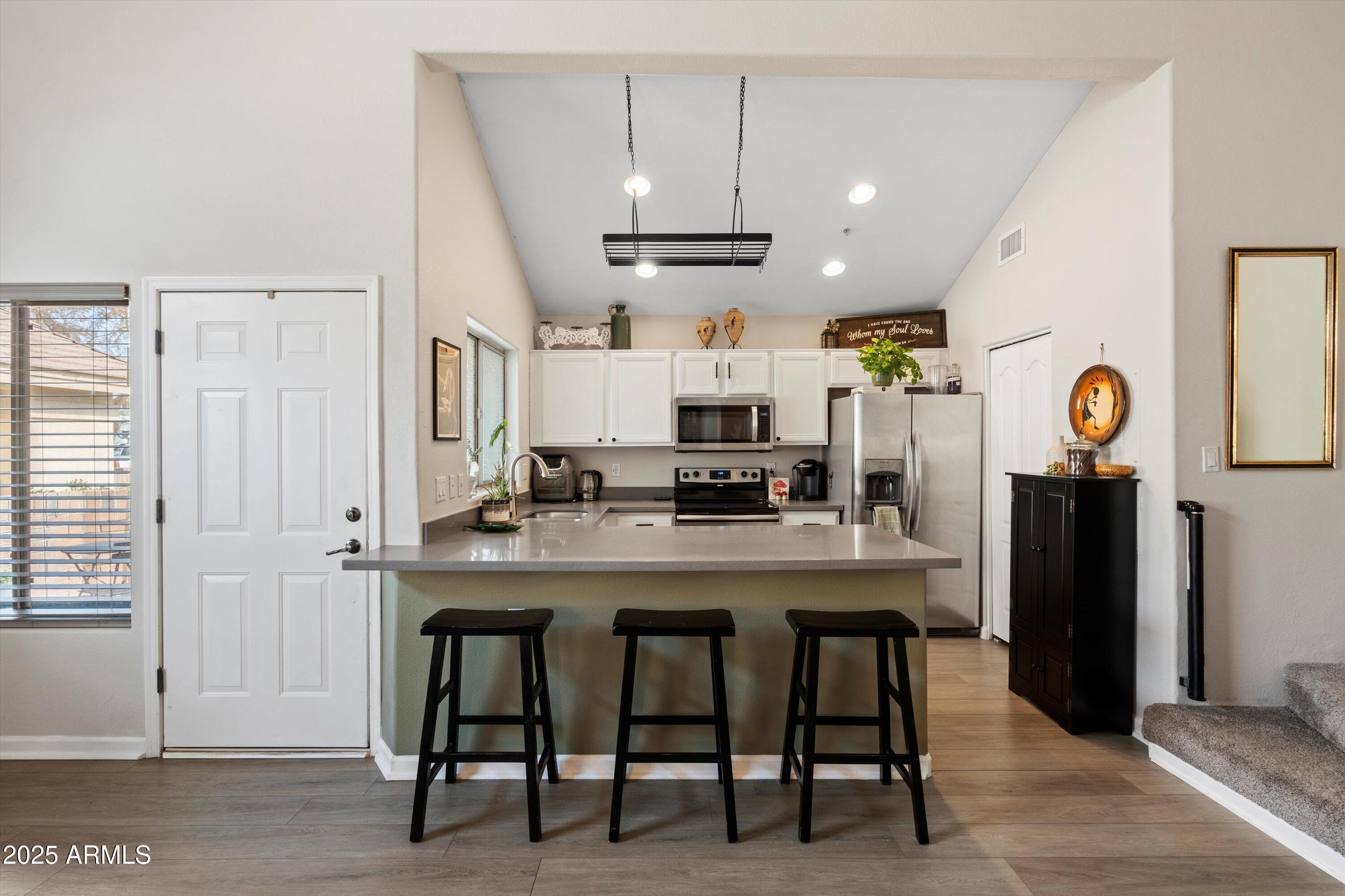2201 N COMANCHE Drive, 1075