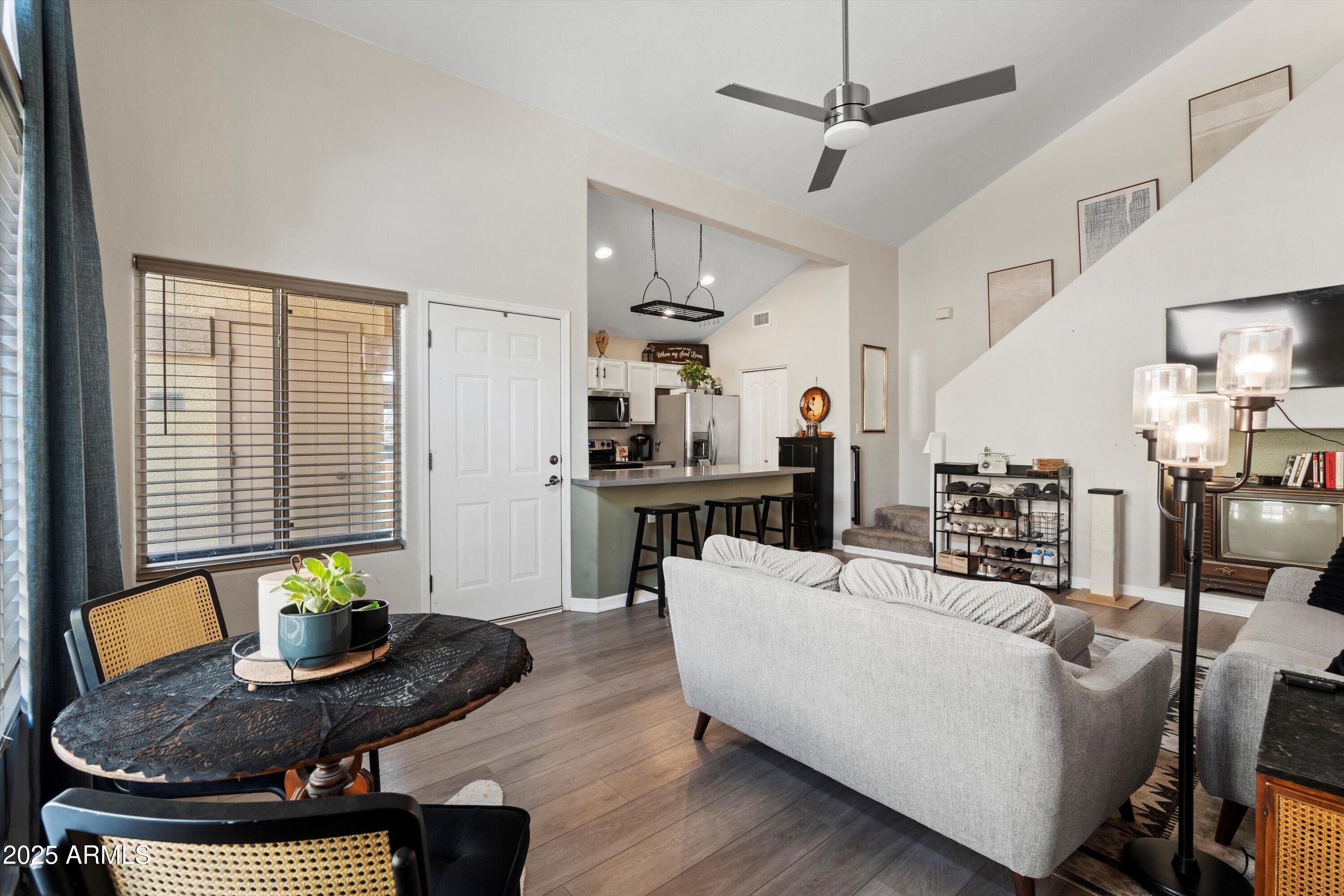 2201 N COMANCHE Drive, 1075