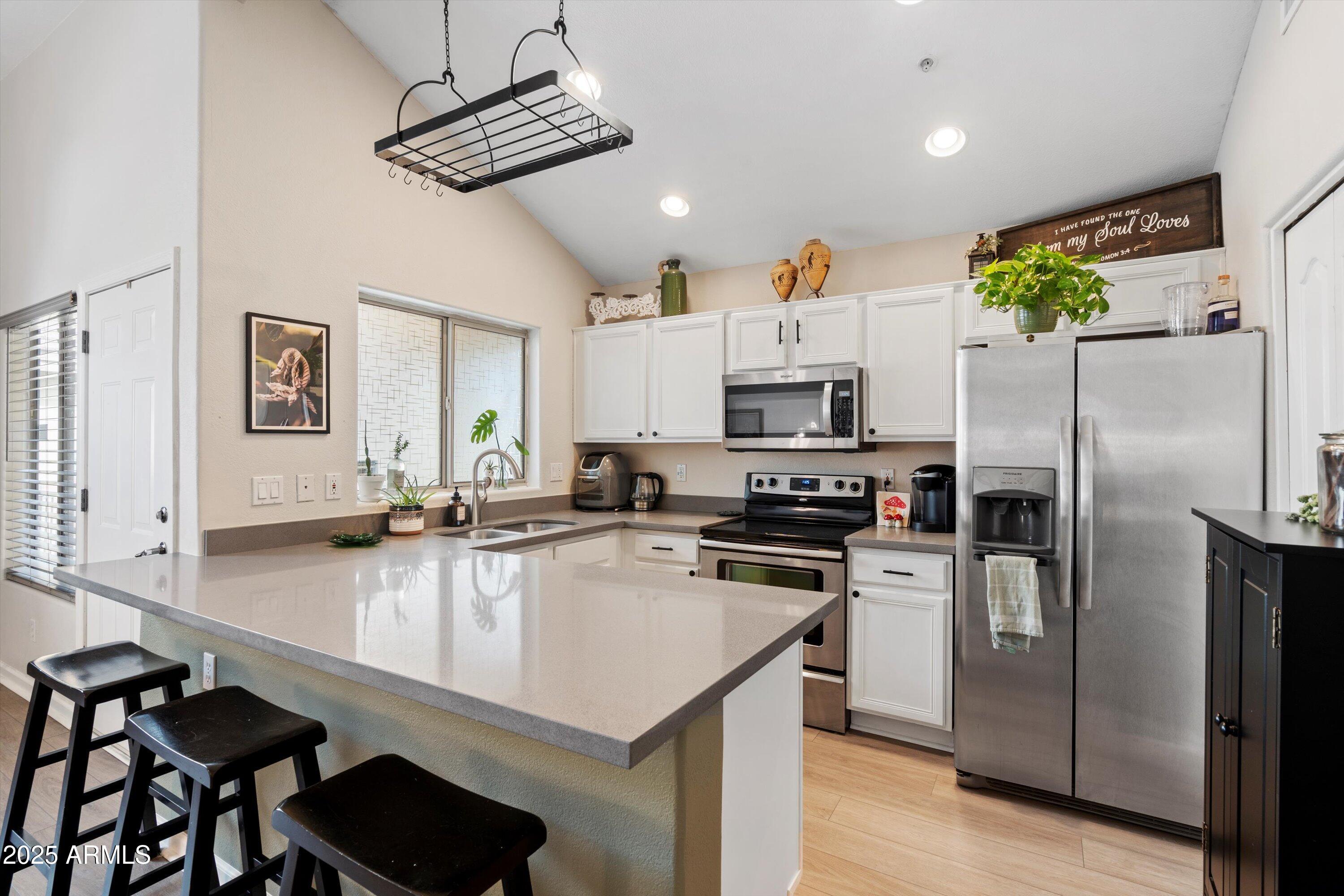 2201 N COMANCHE Drive, 1075