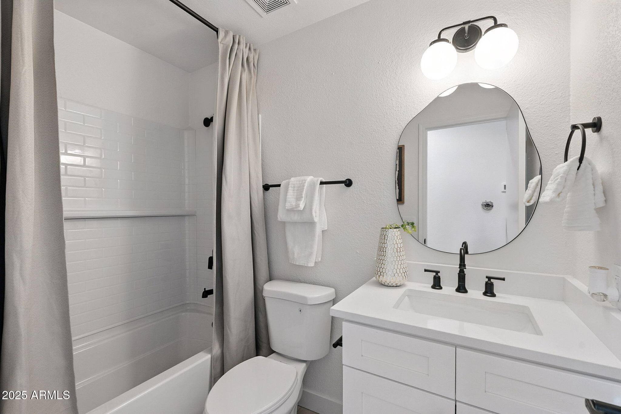 3050 E PONTIAC Drive, 3050