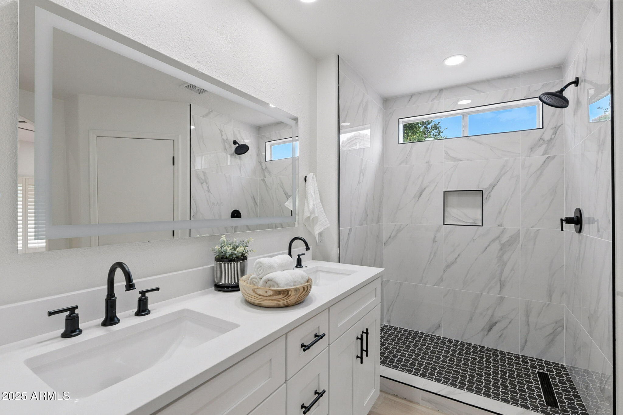 3050 E PONTIAC Drive, 3050