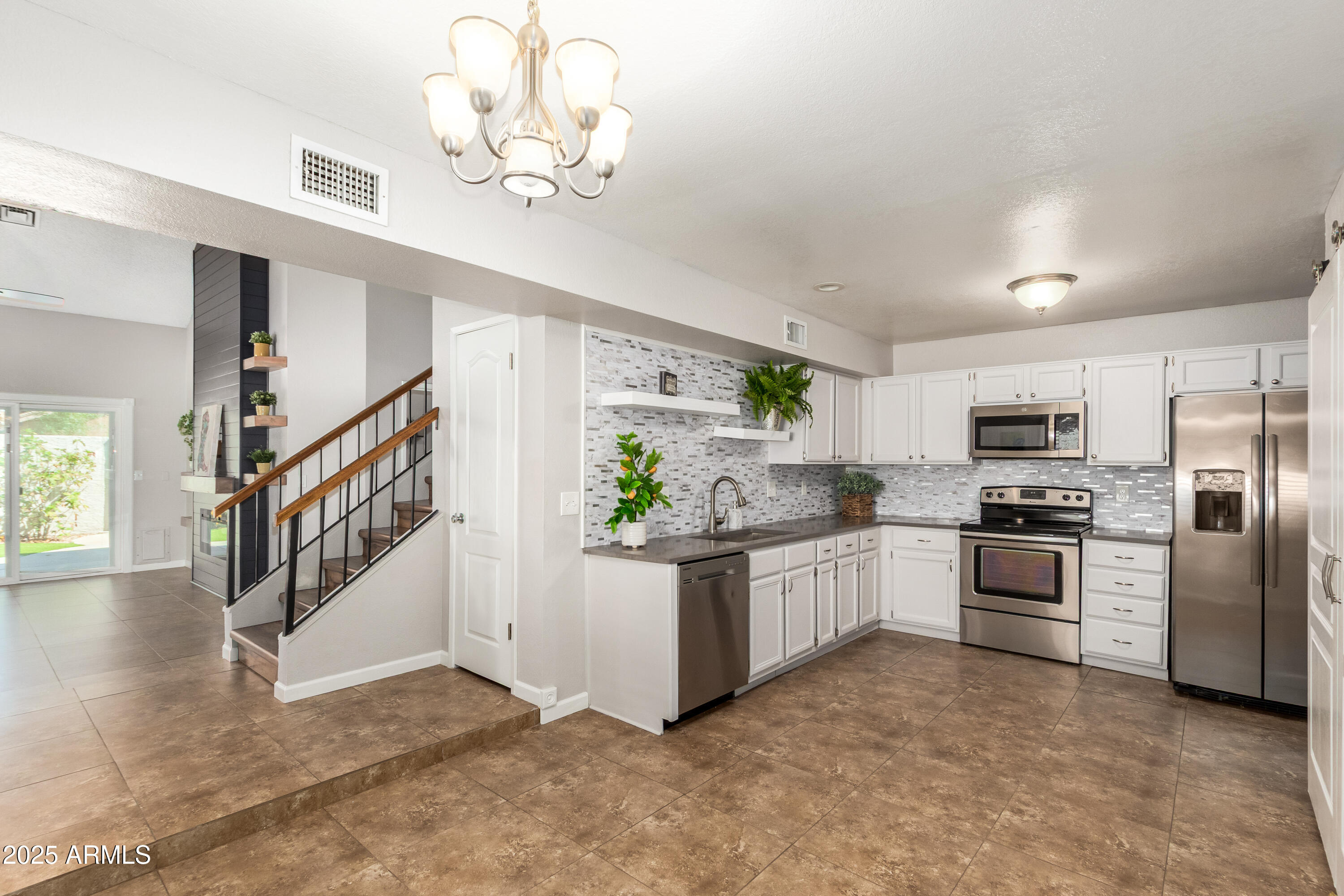 1915 S 39TH Street, 52