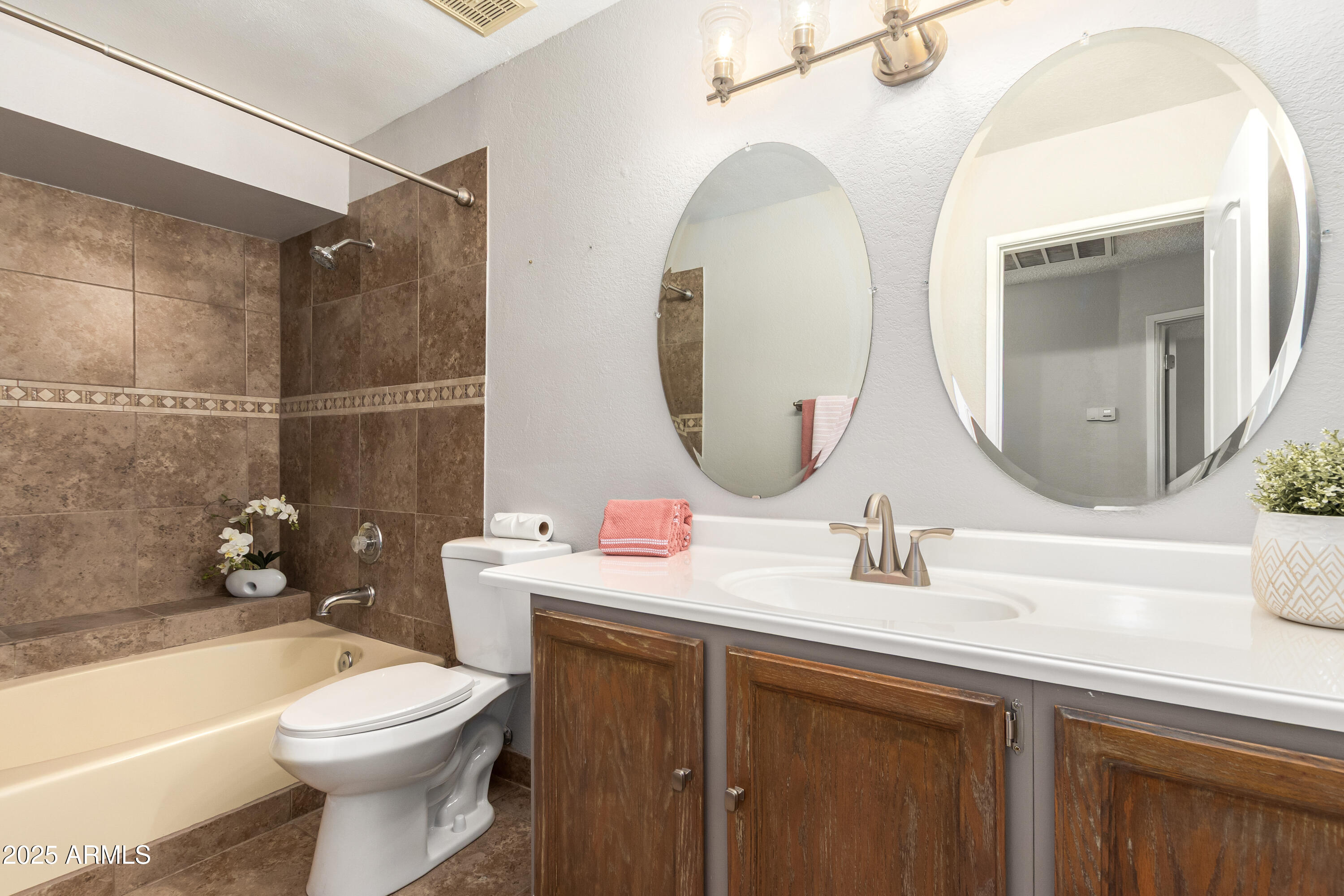 1915 S 39TH Street, 52