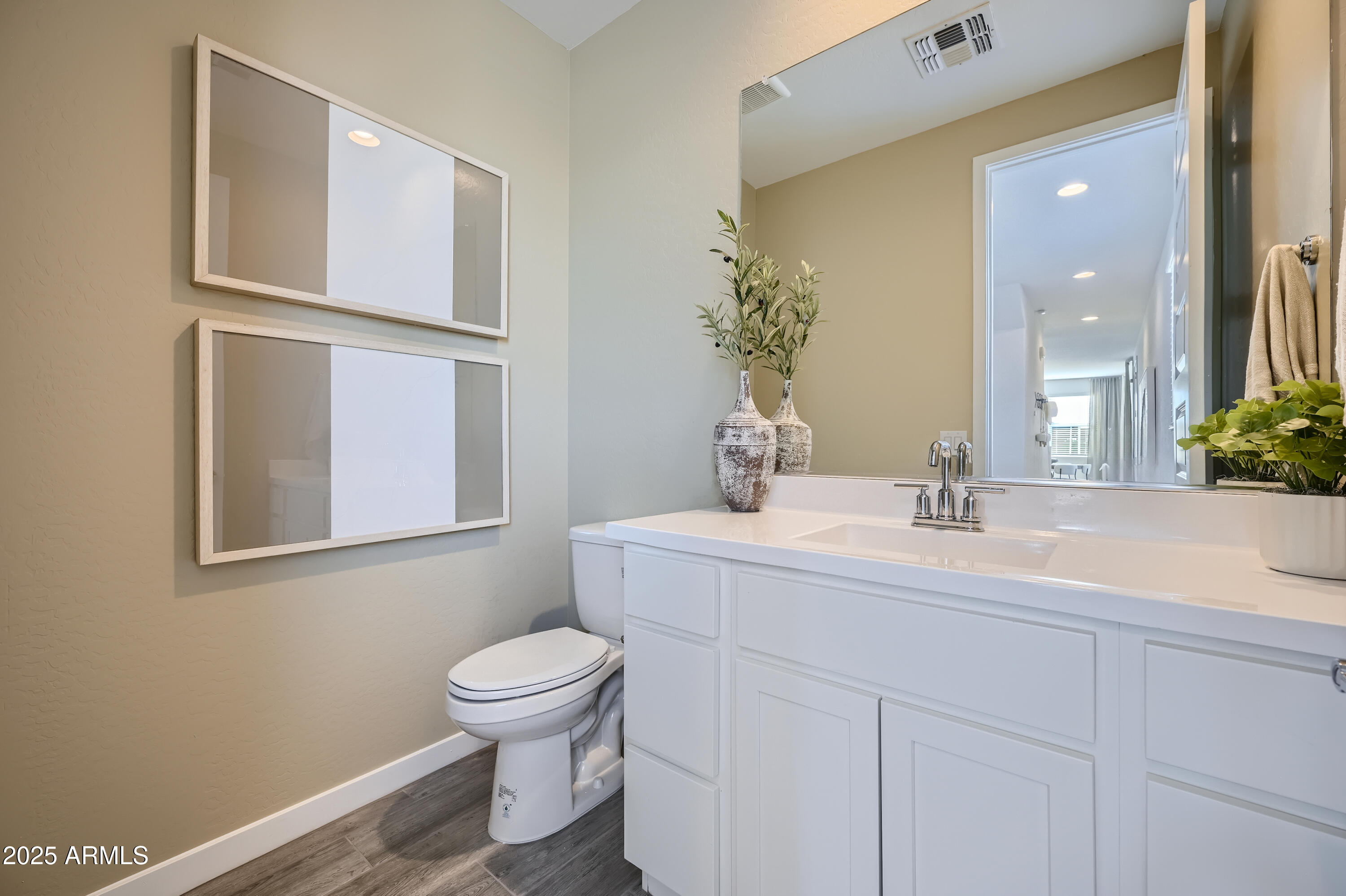 10126 E ULYSSES Avenue