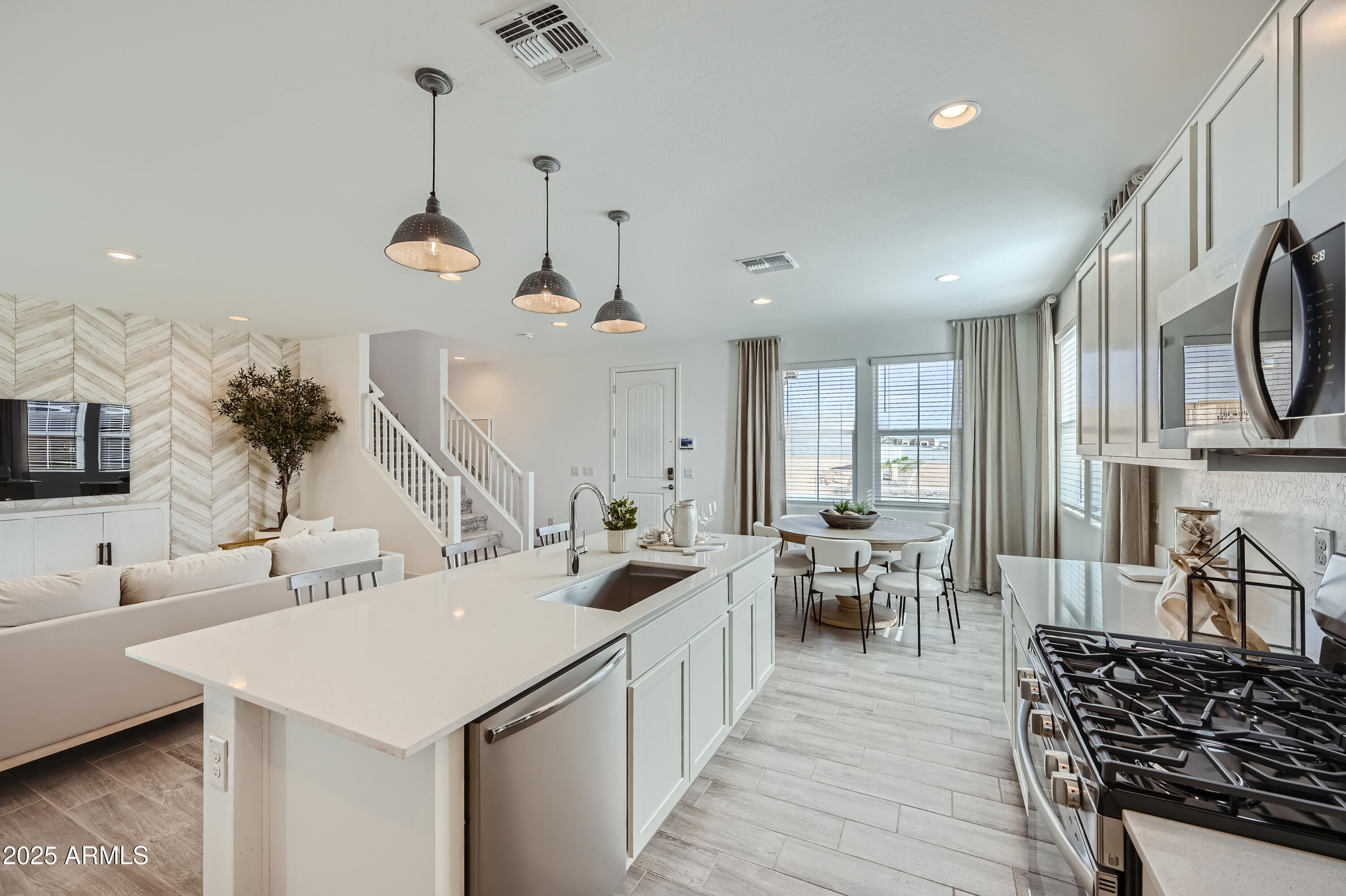 10126 E ULYSSES Avenue