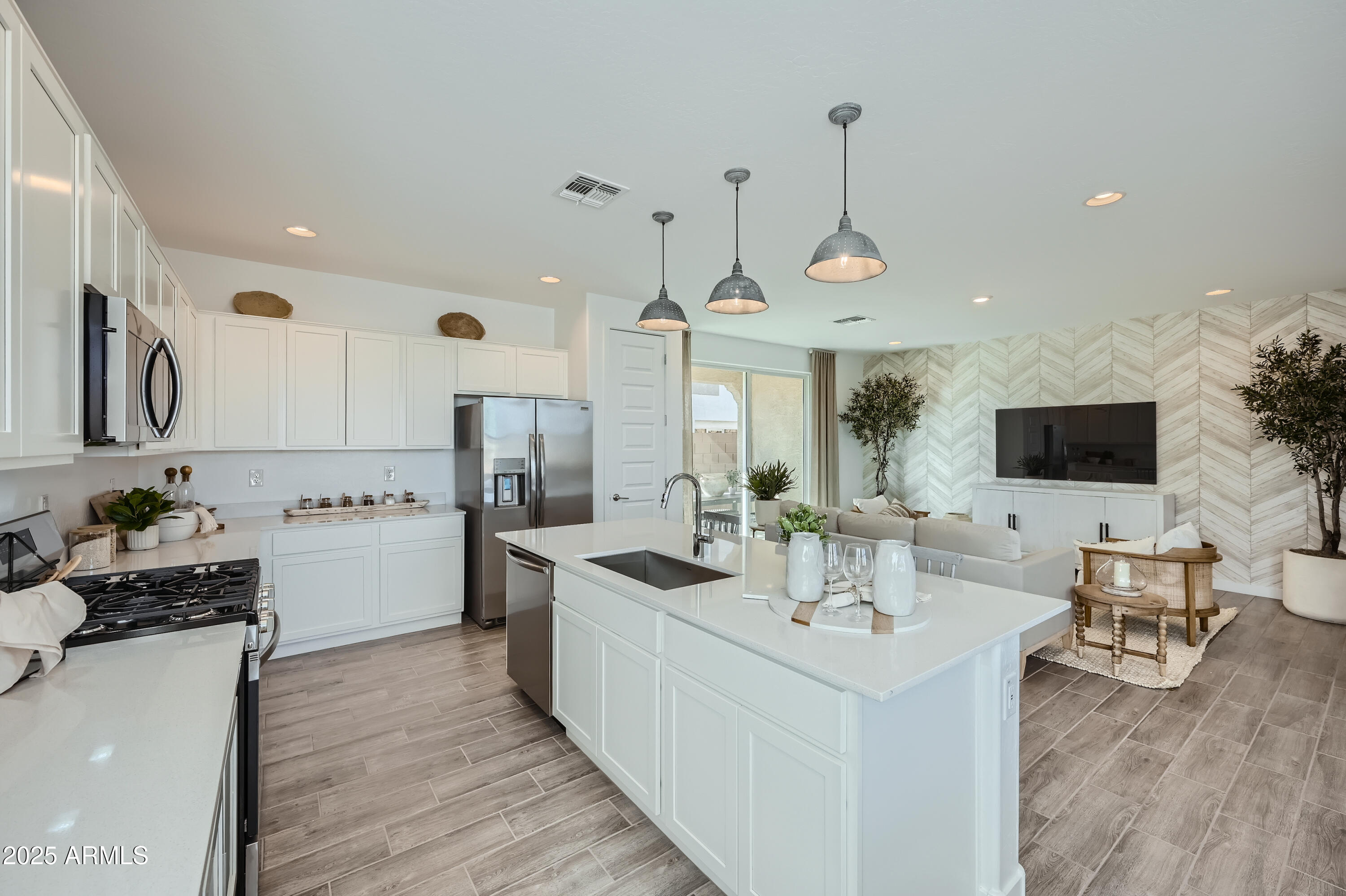 10126 E ULYSSES Avenue