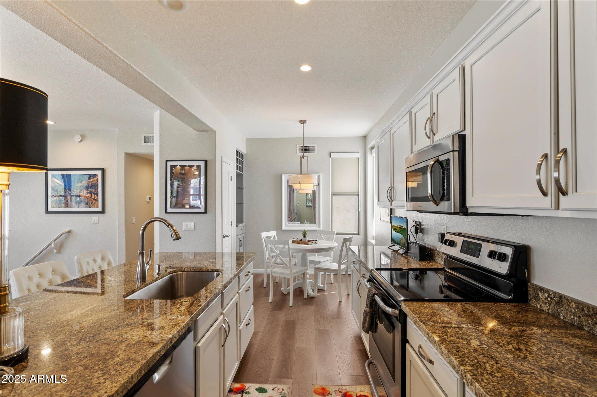 15221 N Clubgate Drive, 2082