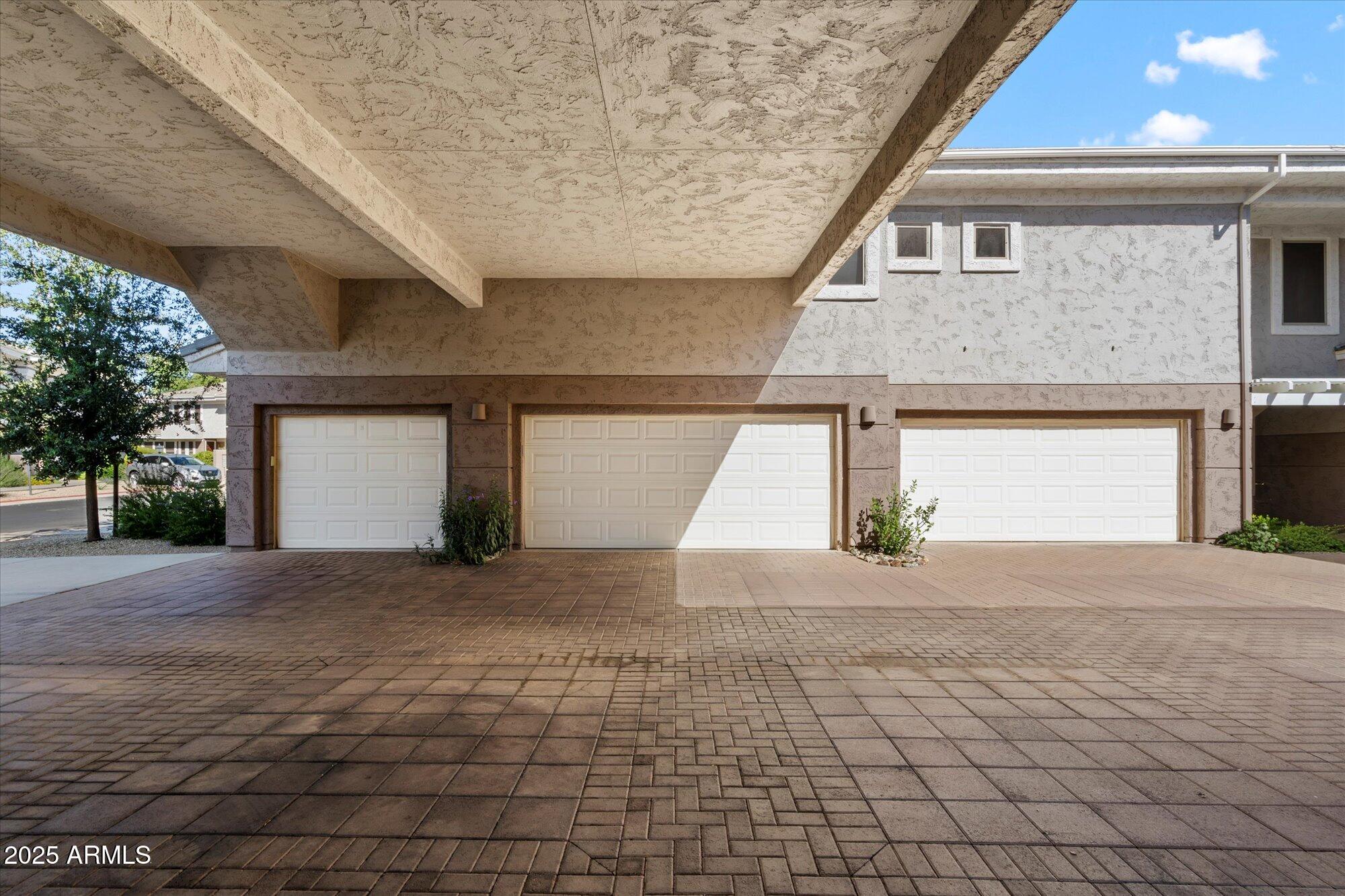 15221 N Clubgate Drive, 2082