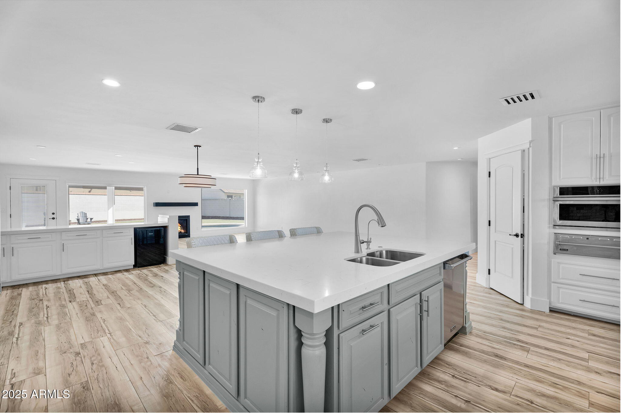 3102 E MARIPOSA Street