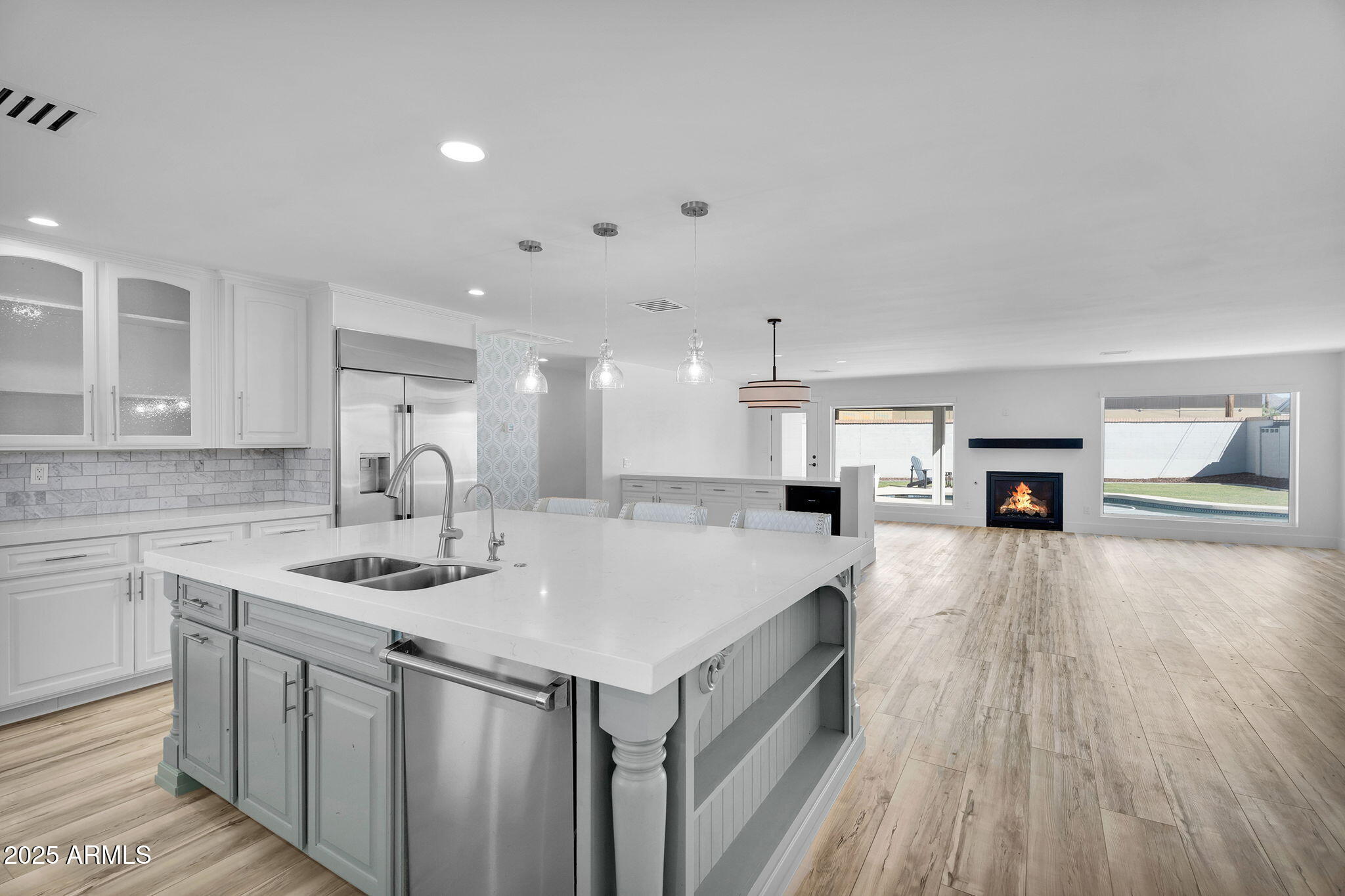 3102 E MARIPOSA Street