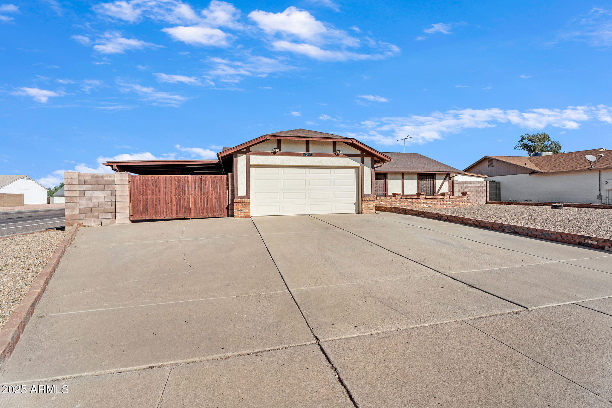 7044 W CAMERON Drive