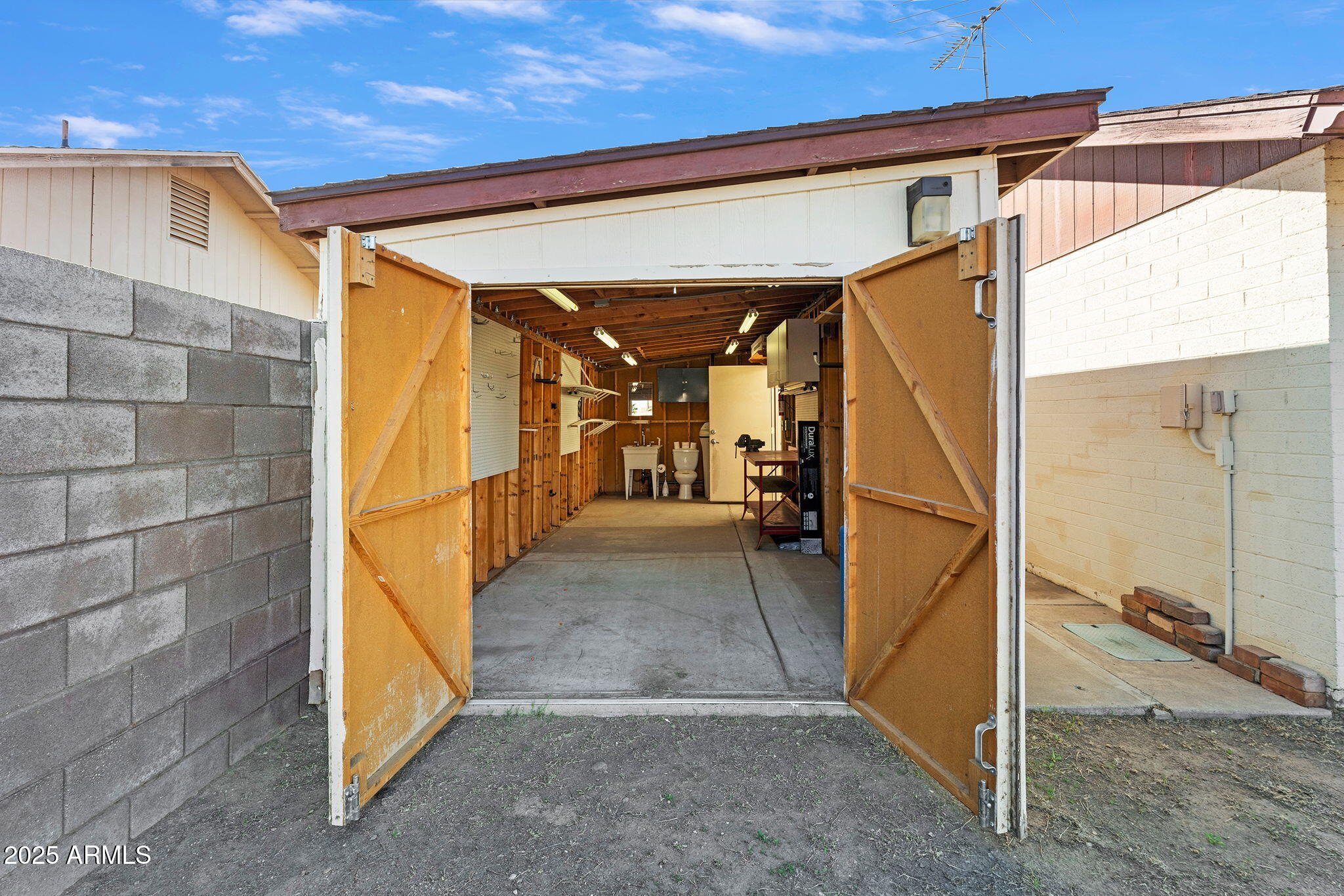 7044 W CAMERON Drive