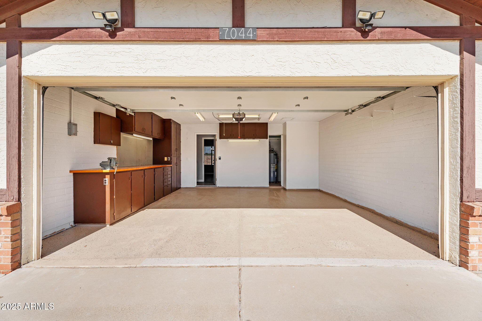 7044 W CAMERON Drive