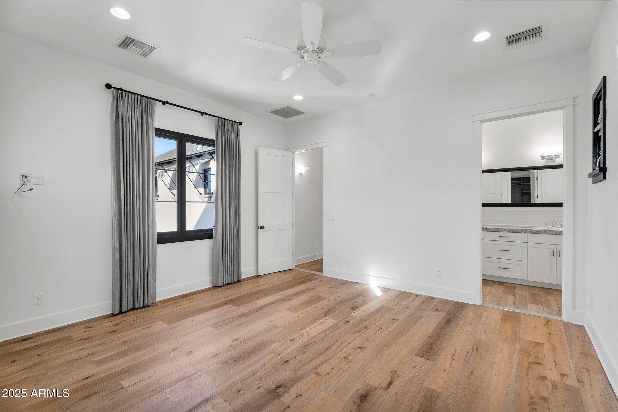 4901 E AMELIA Avenue