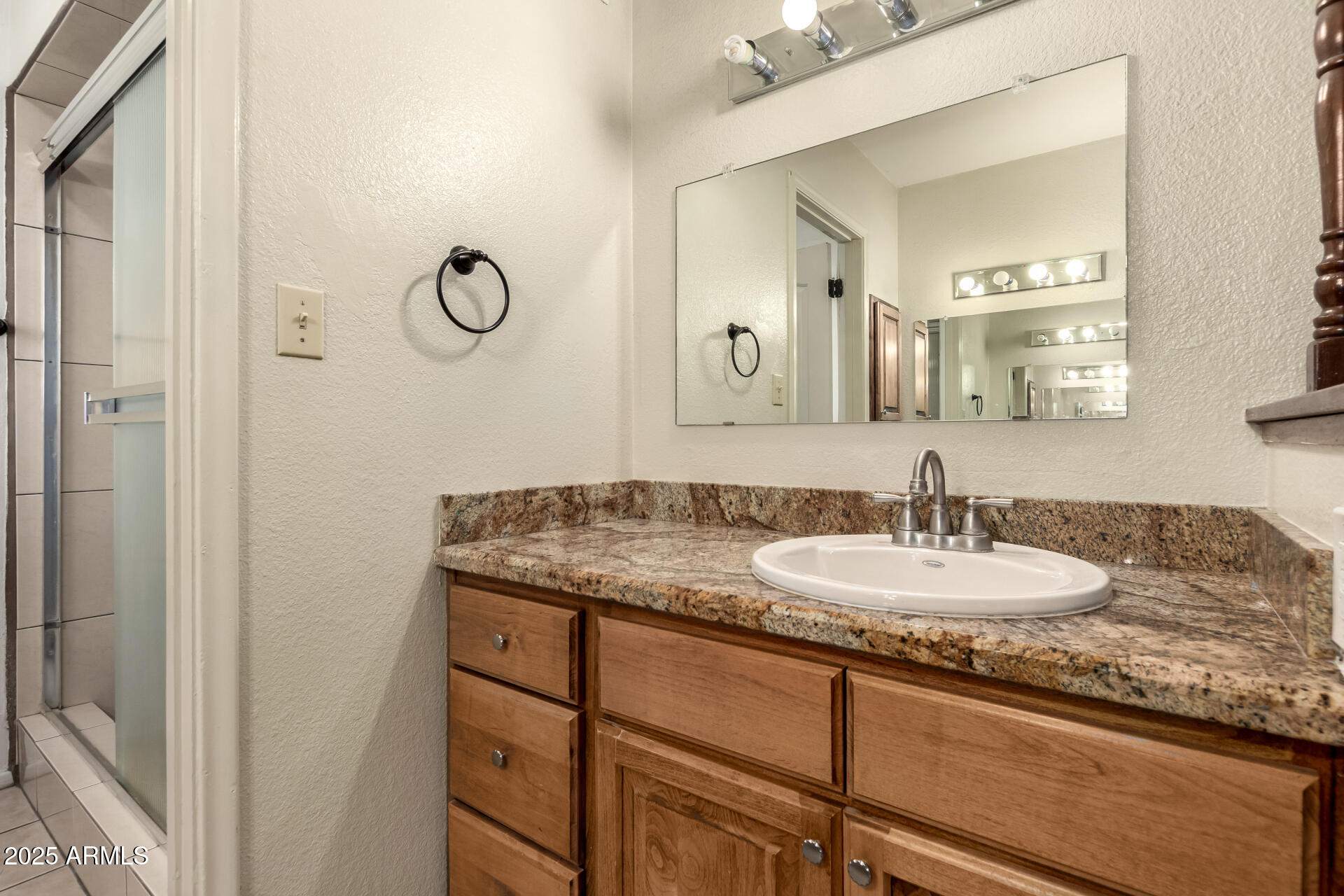 1046 E CARMEN Street