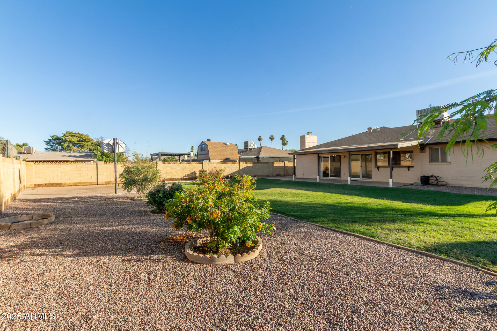 1046 E CARMEN Street