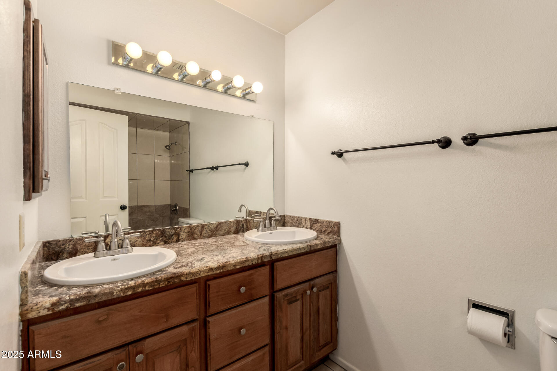 1046 E CARMEN Street