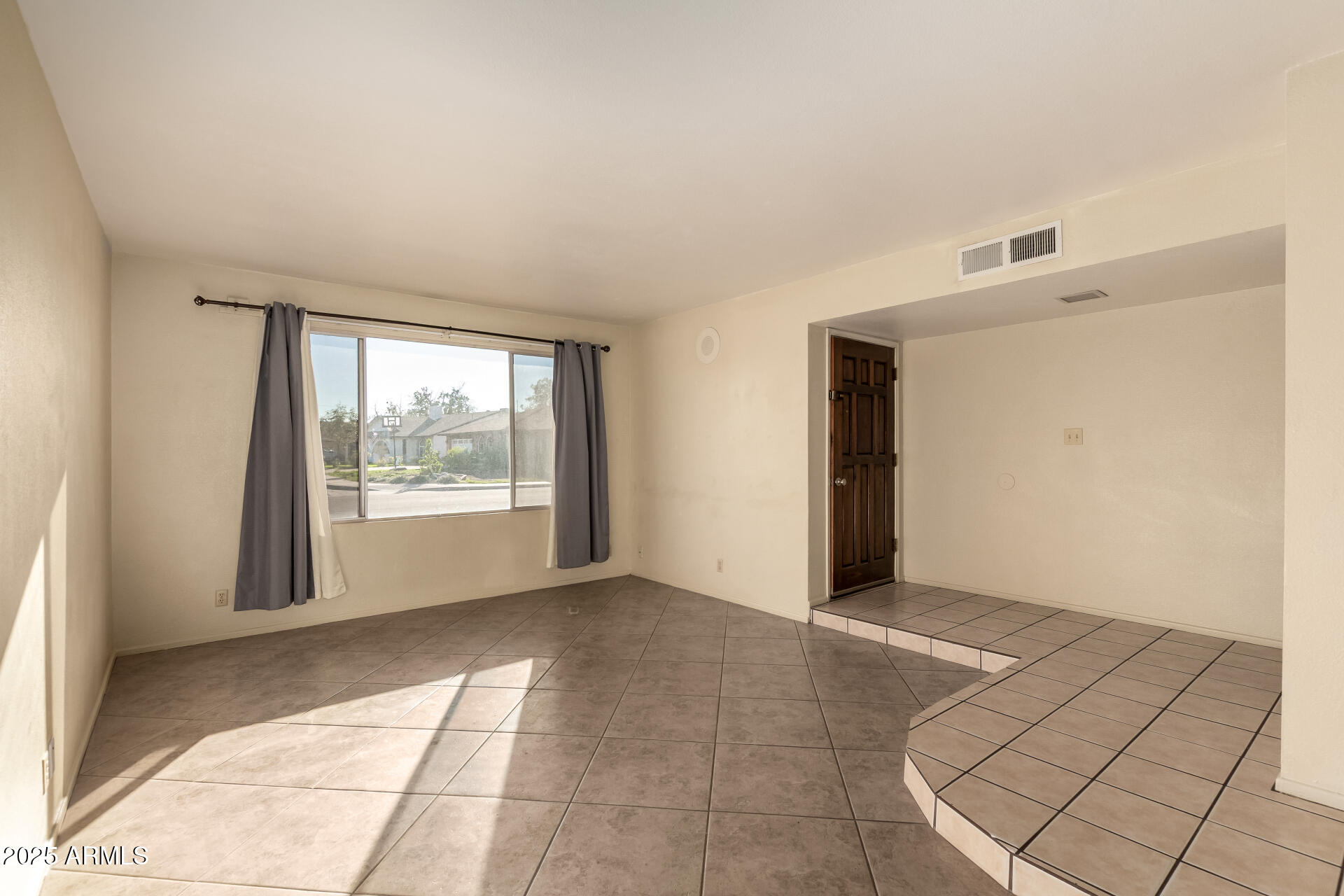 1046 E CARMEN Street