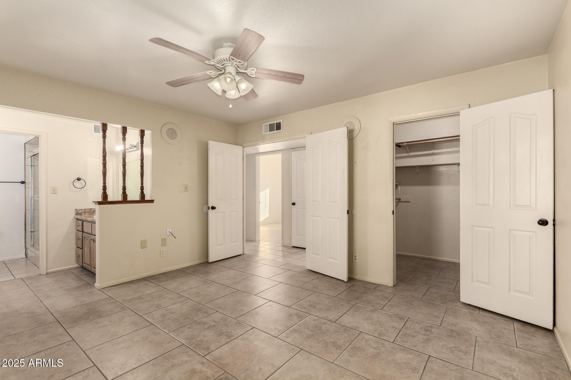 1046 E CARMEN Street