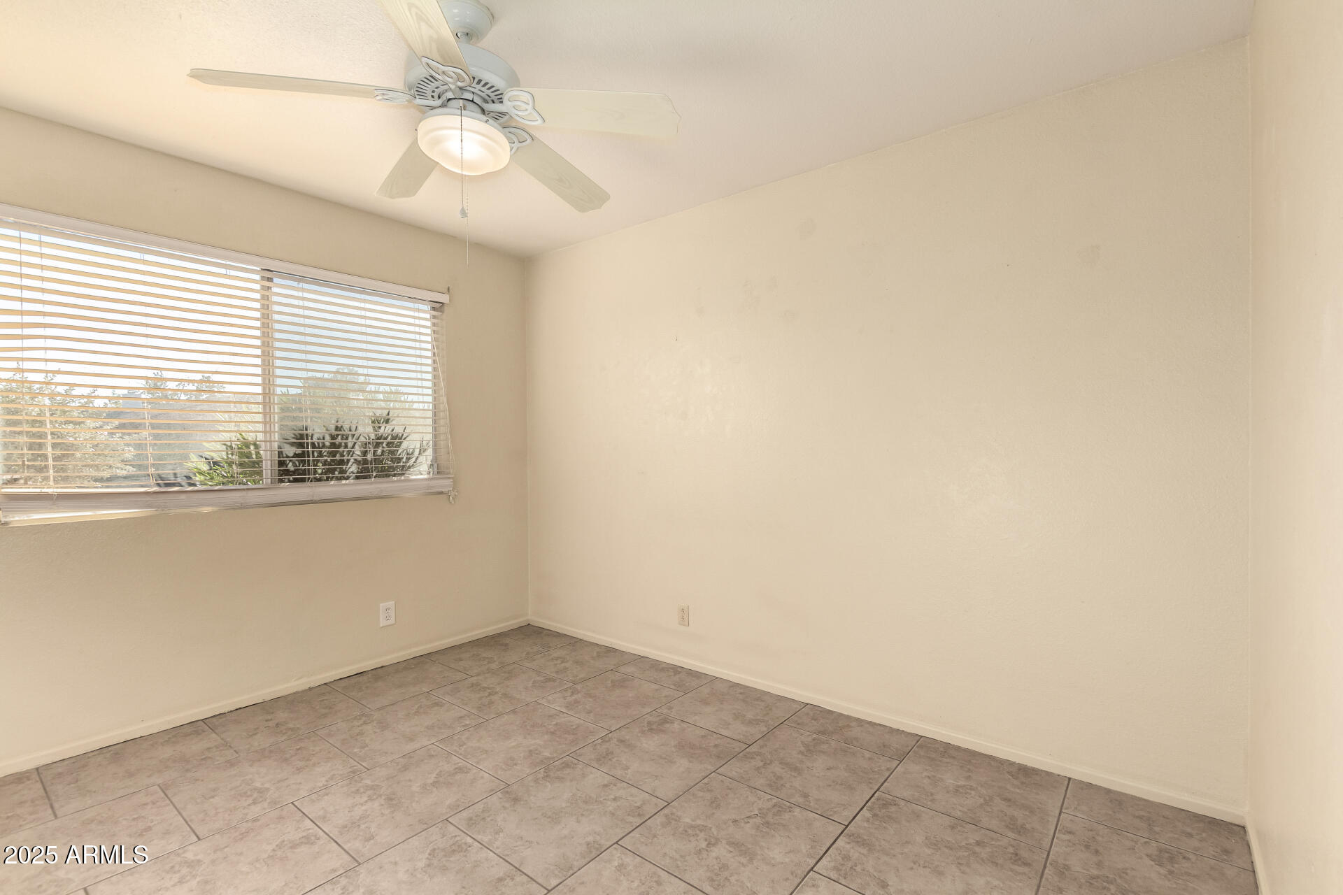 1046 E CARMEN Street